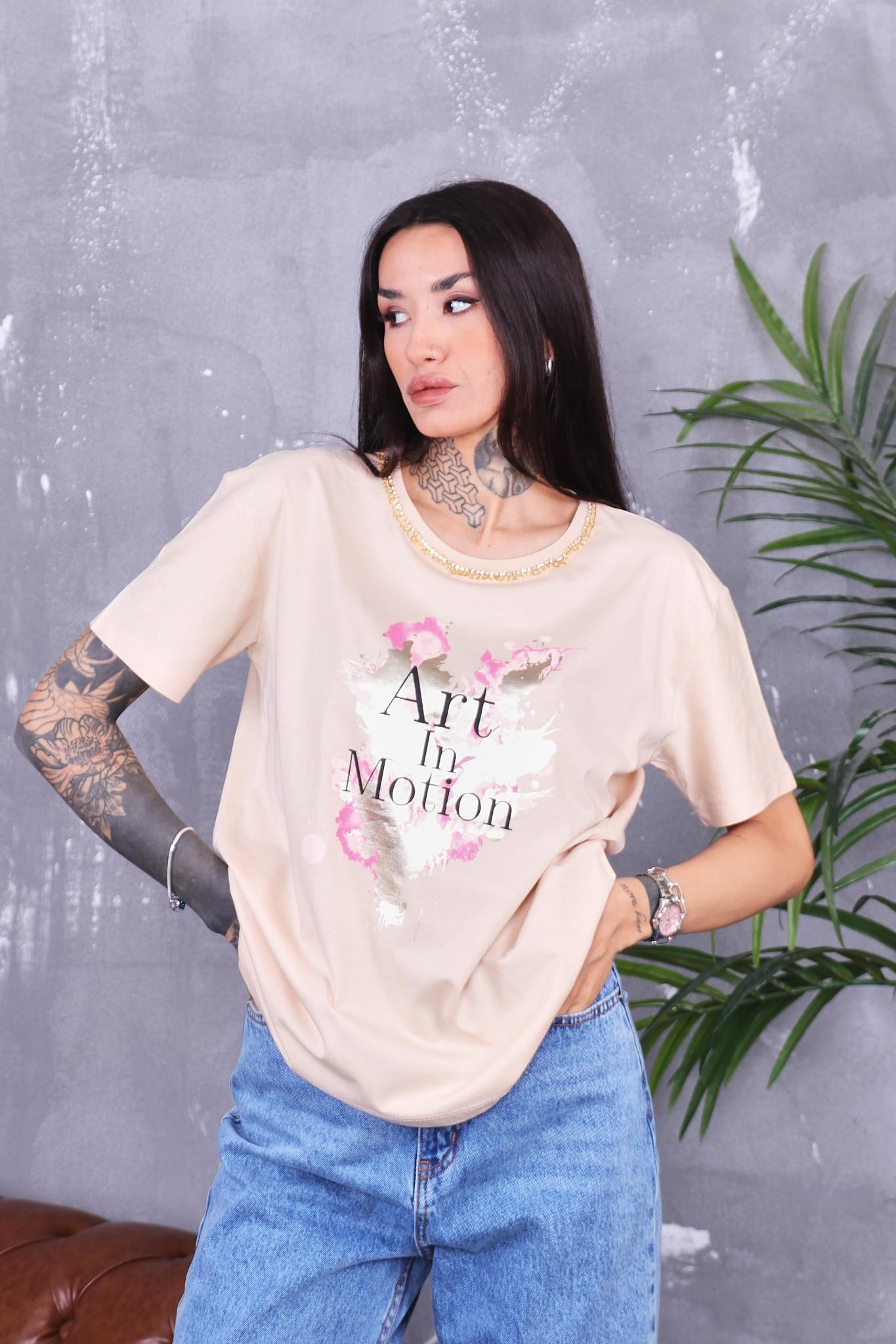 Yakası Zincir Detaylı Parlak Baskılı Tshirt