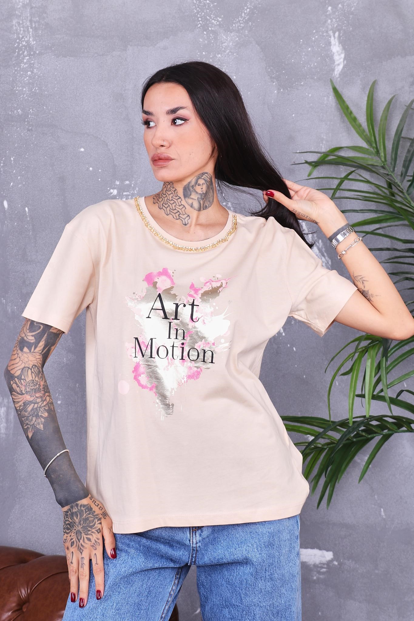 Yakası Zincir Detaylı Parlak Baskılı Tshirt