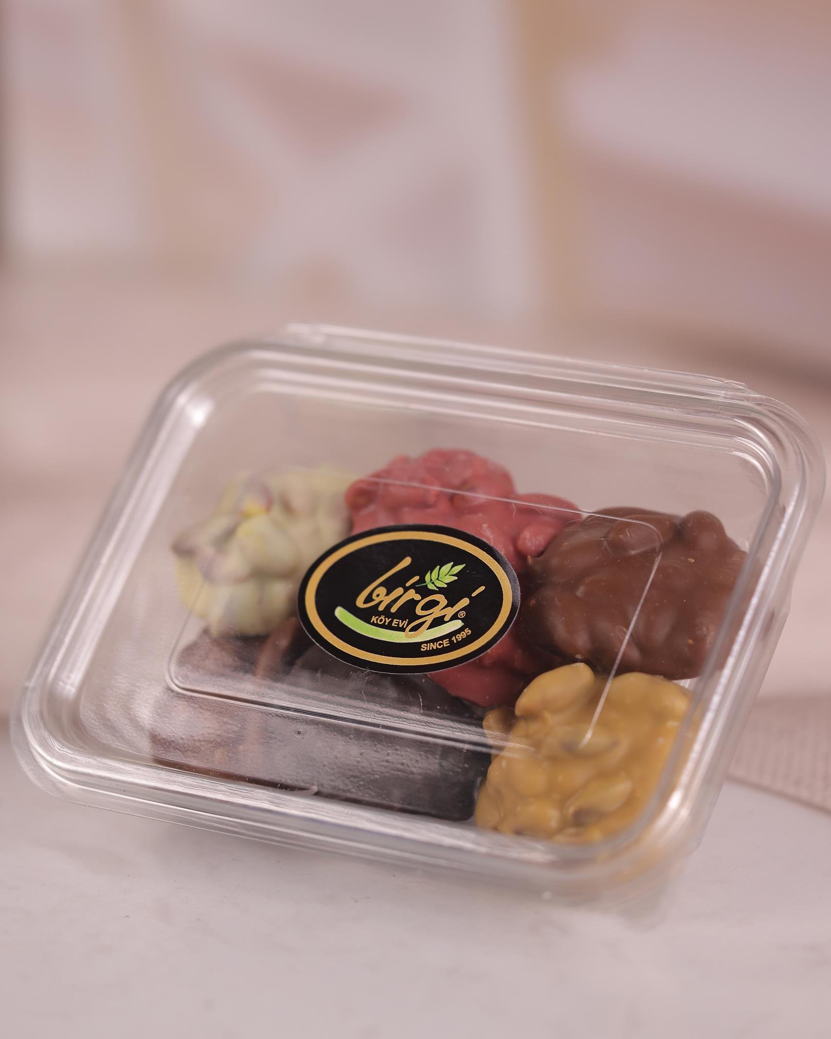 Birgi Köy EviHEDİYELİKLERAntep Fıstıklı Çikolata 140 gr – Özel Seri | Birgi Köy Evi