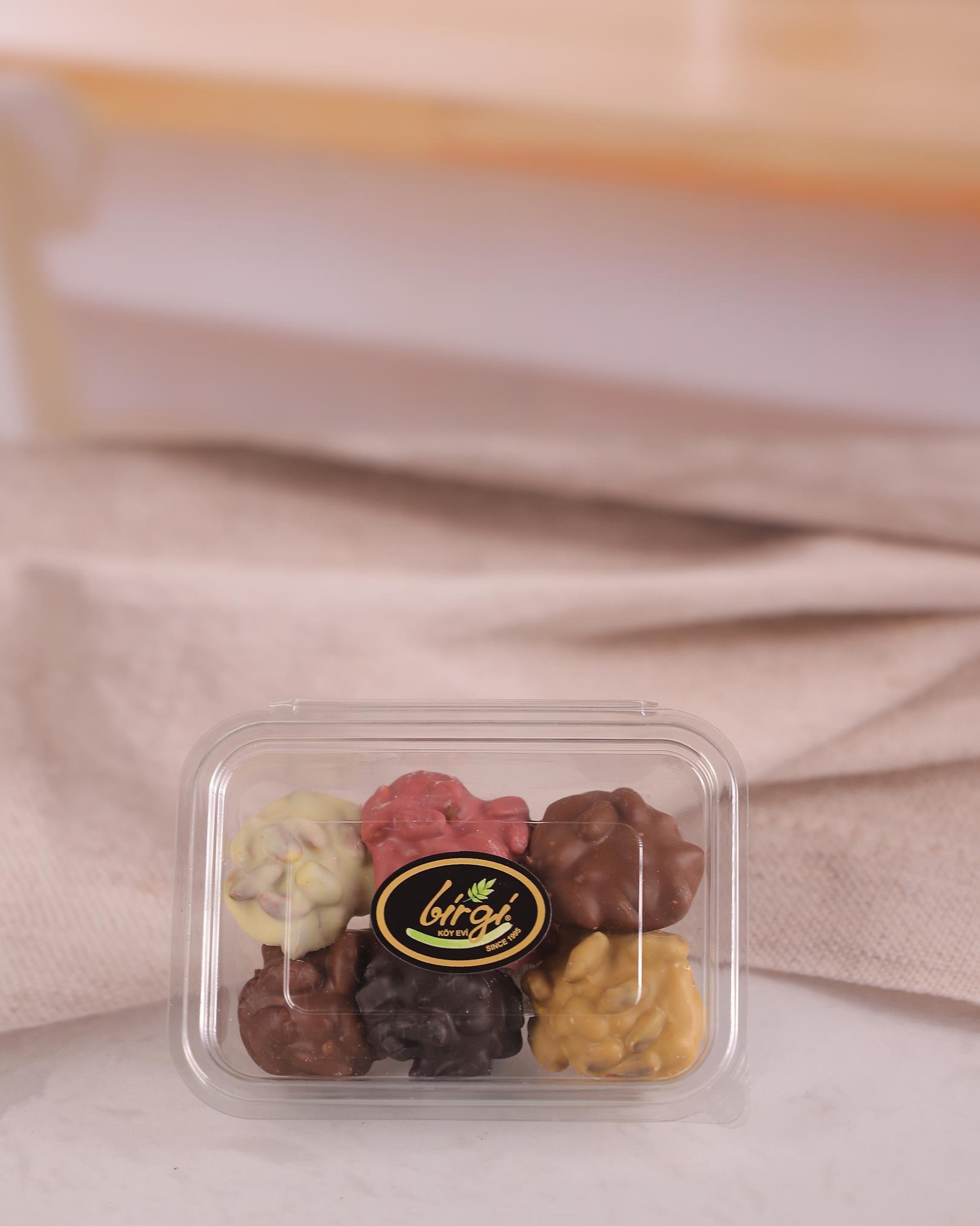 Birgi Köy EviHEDİYELİKLERAntep Fıstıklı Çikolata 140 gr – Özel Seri | Birgi Köy Evi