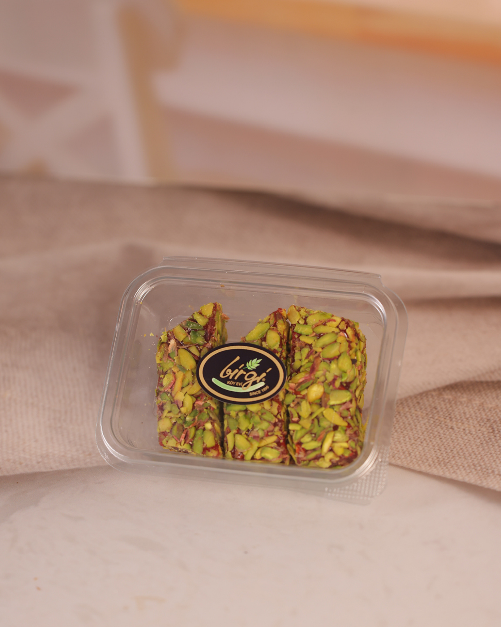 Birgi Köy EviLOKUMLARBirgi Köy Evi File Antep Fıstığı Kaplı Narlı Baton Lokum (250 gr)