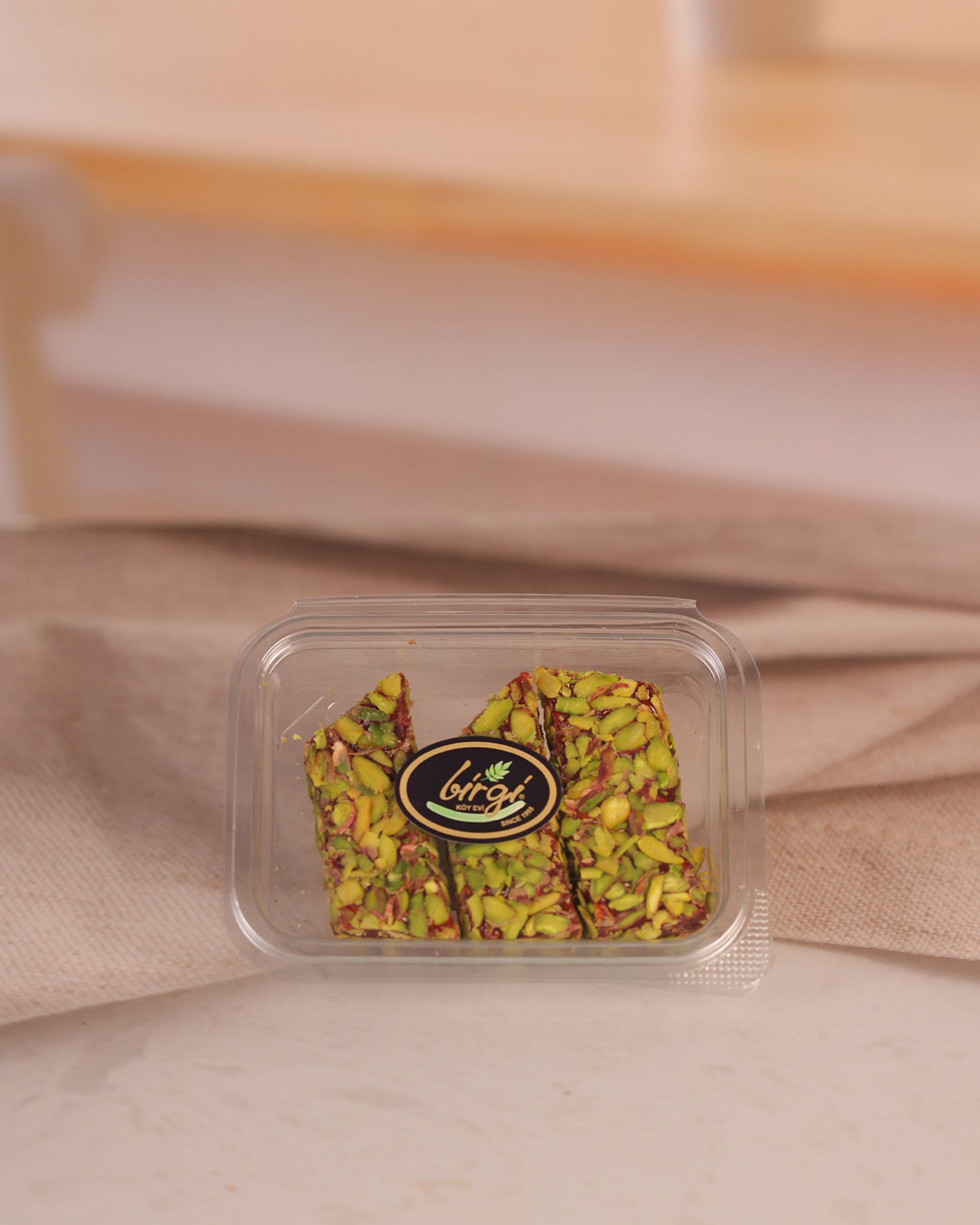 Birgi Köy EviLOKUMLARBirgi Köy Evi File Antep Fıstığı Kaplı Narlı Baton Lokum (250 gr)