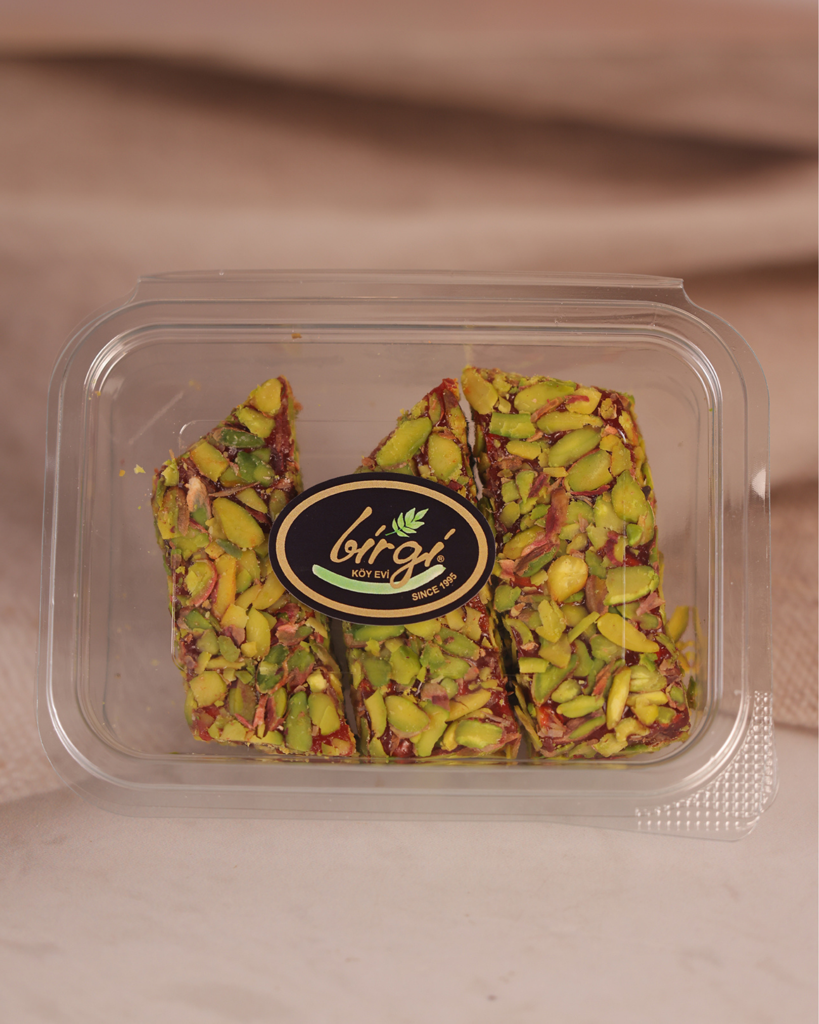 Birgi Köy EviLOKUMLARBirgi Köy Evi File Antep Fıstığı Kaplı Narlı Baton Lokum (250 gr)