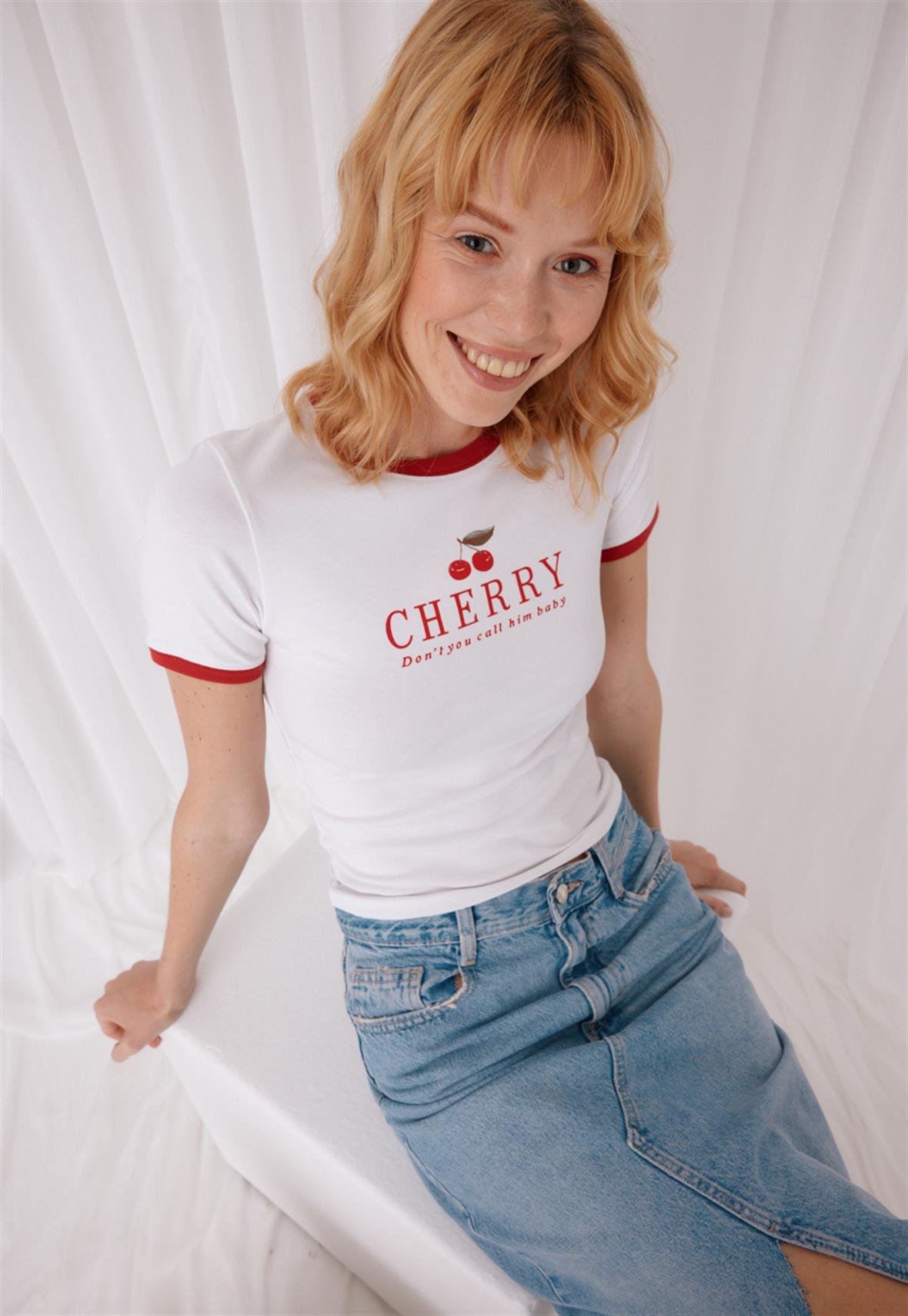 Kadın Beyaz Cherry Baskılı Kısa Kollu Crop T-Shirt