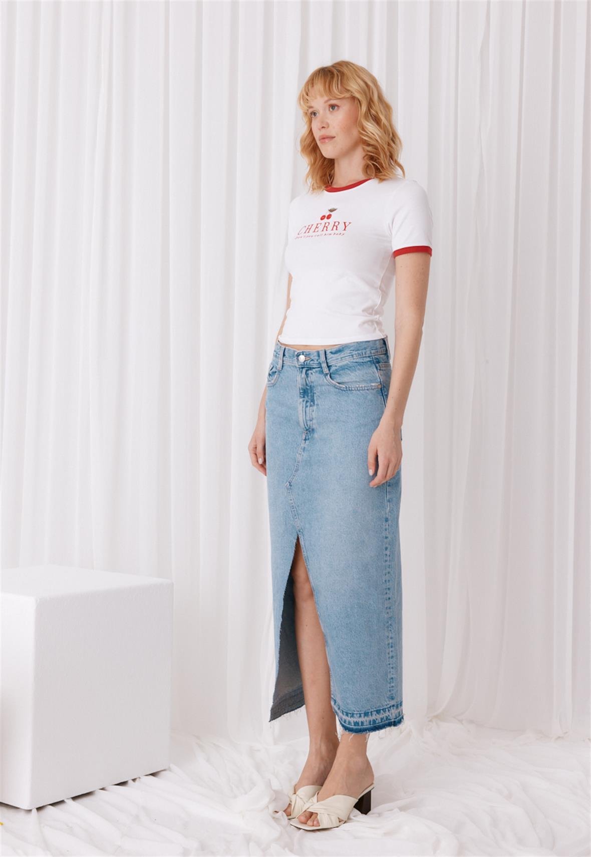 Kadın Beyaz Cherry Baskılı Kısa Kollu Crop T-Shirt