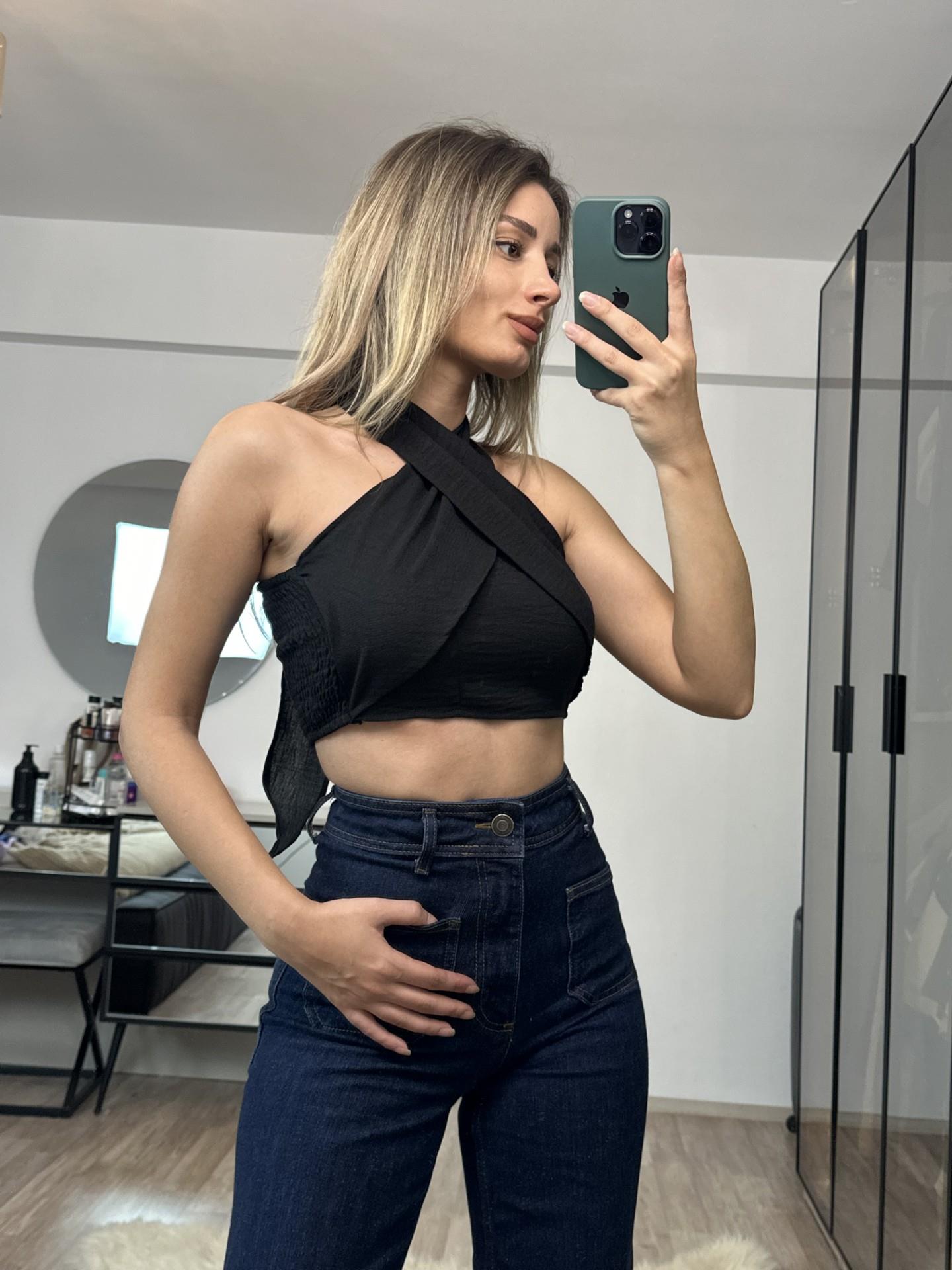Layla Siyah Boyundan Bağlamalı Crop Top