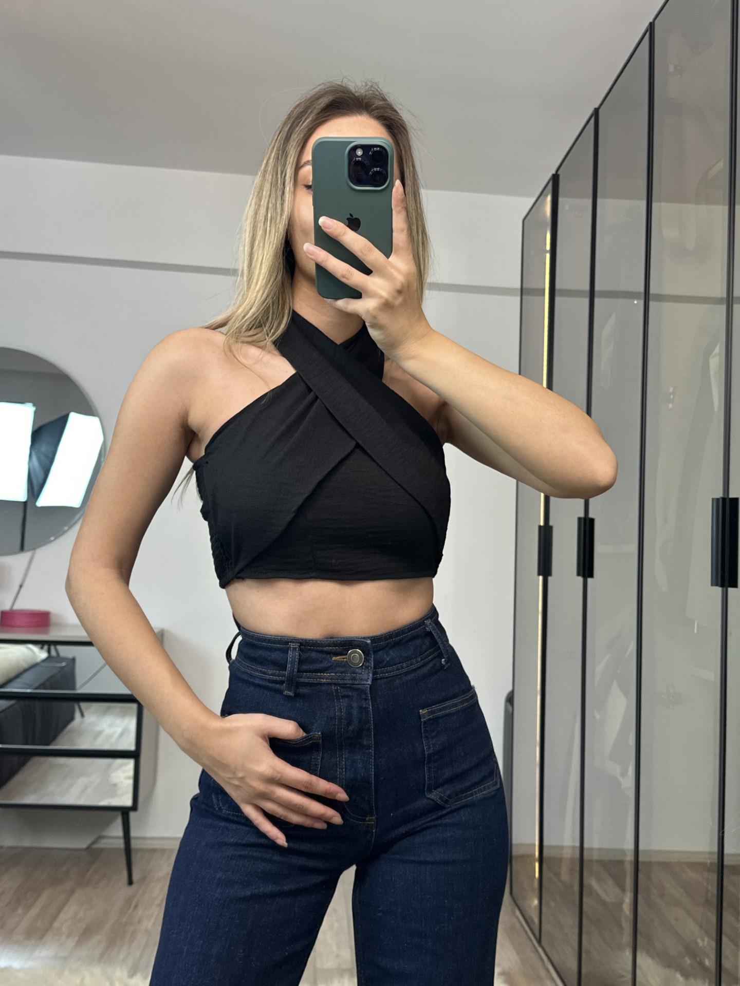 Layla Siyah Boyundan Bağlamalı Crop Top