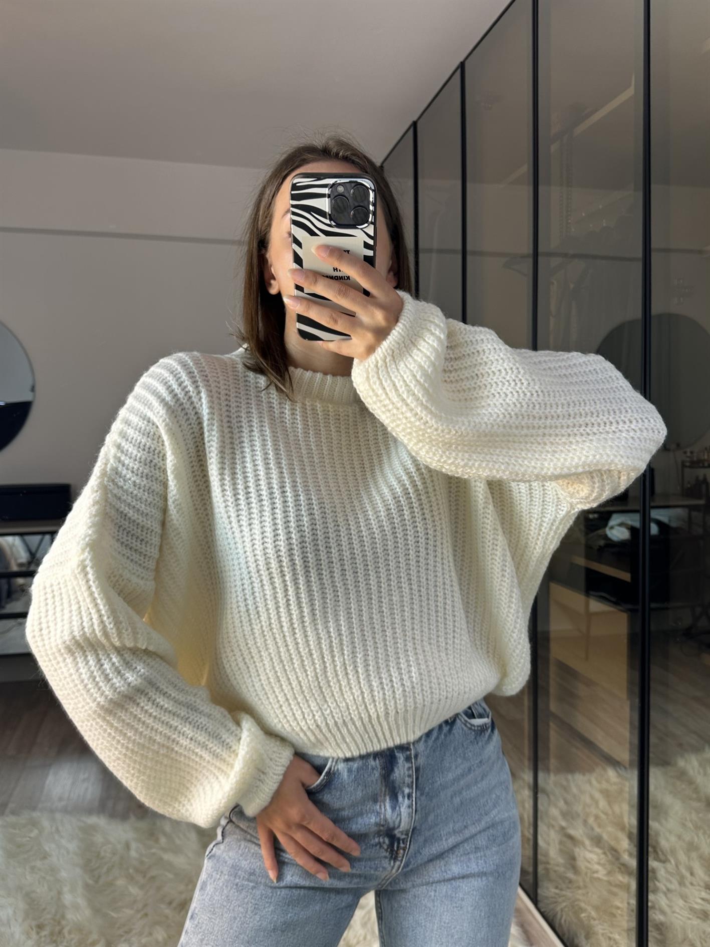 May Beyaz Selanik Örme Oversize Crop Kazak