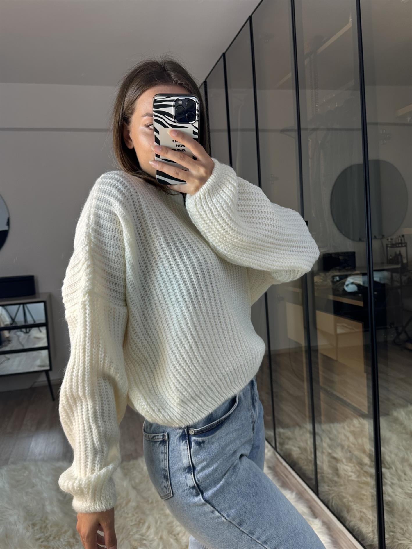 May Beyaz Selanik Örme Oversize Crop Kazak