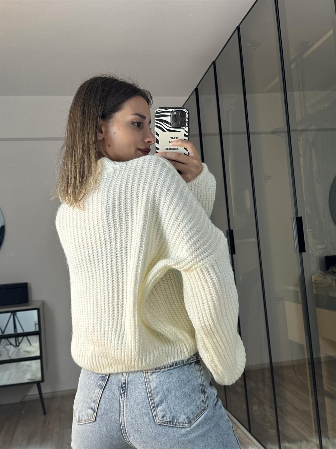 May Beyaz Selanik Örme Oversize Crop Kazak