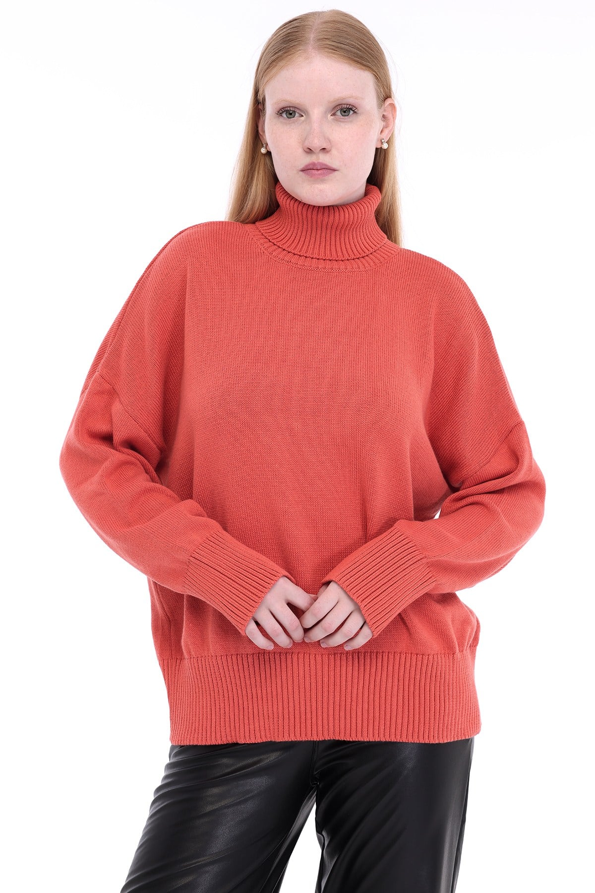 Nar Çiçeği Kadın %100 Pamuk Düz Örgü Oversize Düşük Omuz Balıkçı Yaka Triko Kazak TRIST-6174