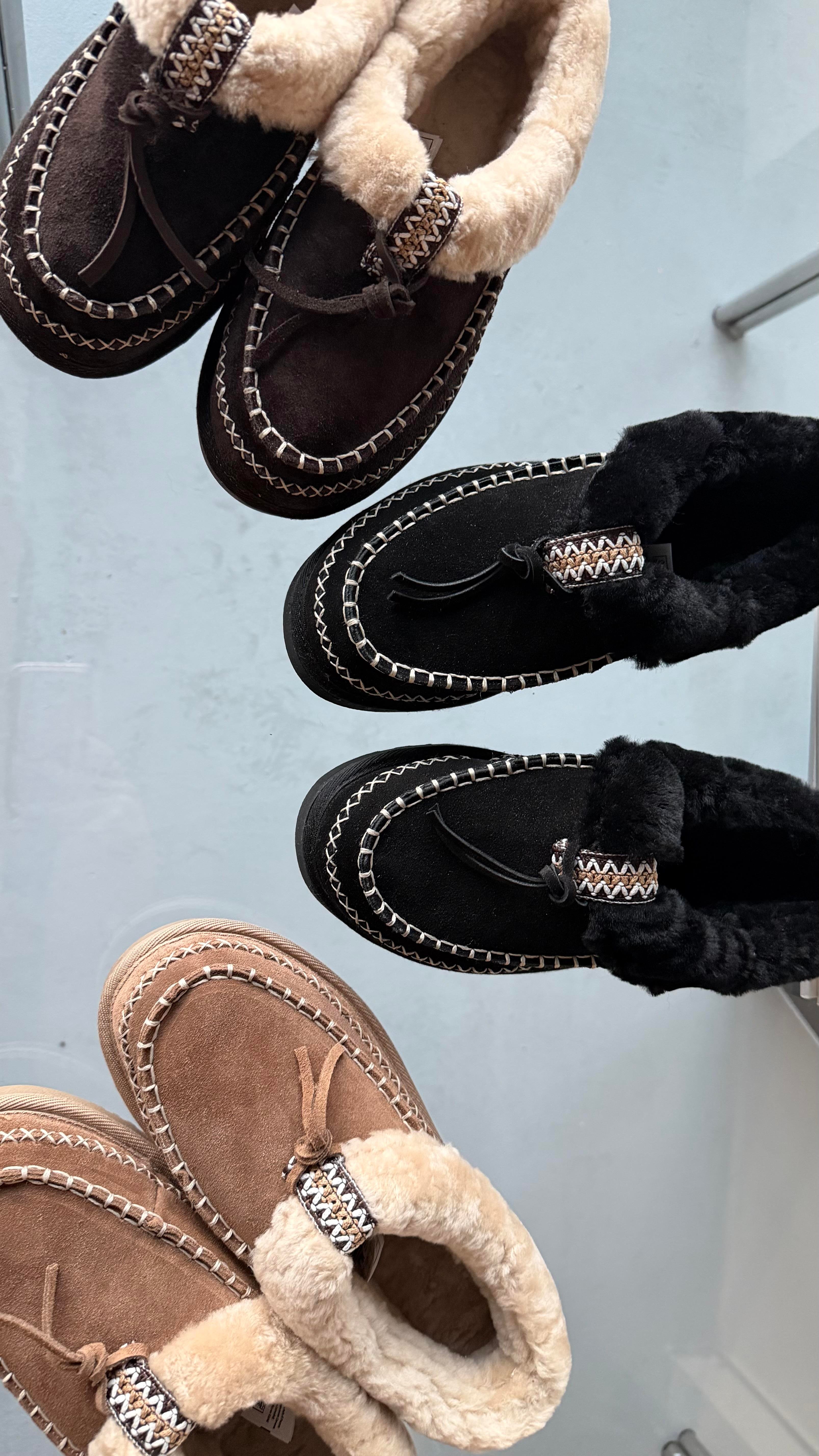 Acıkahve Hakiki Süet Deri Dikişli Kürklü Kadın Makosen Terlik