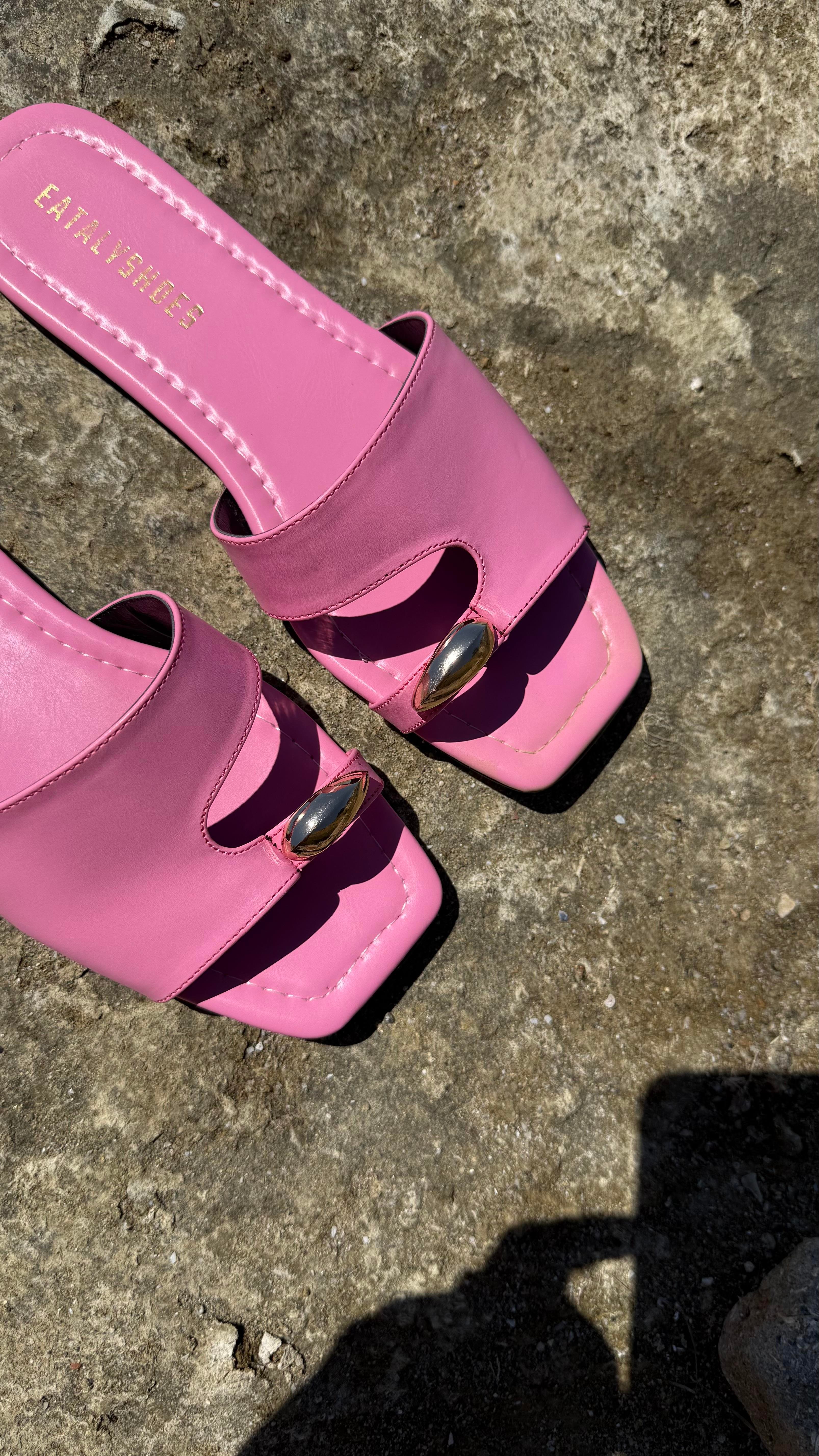Aksesuar Detaylı Pencereli Pembe Kadın Terlik