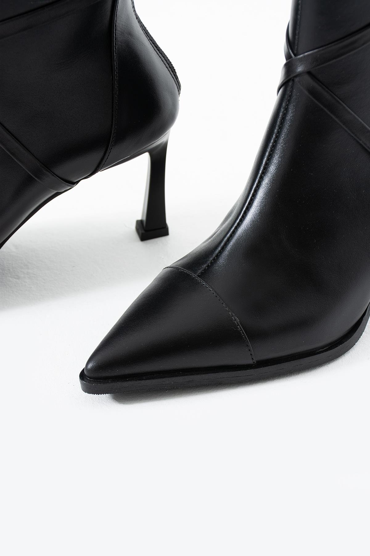 Amanda Sivri Burun Hakiki Deri Toka Detaylı Siyah Topuklu Kadın Bot