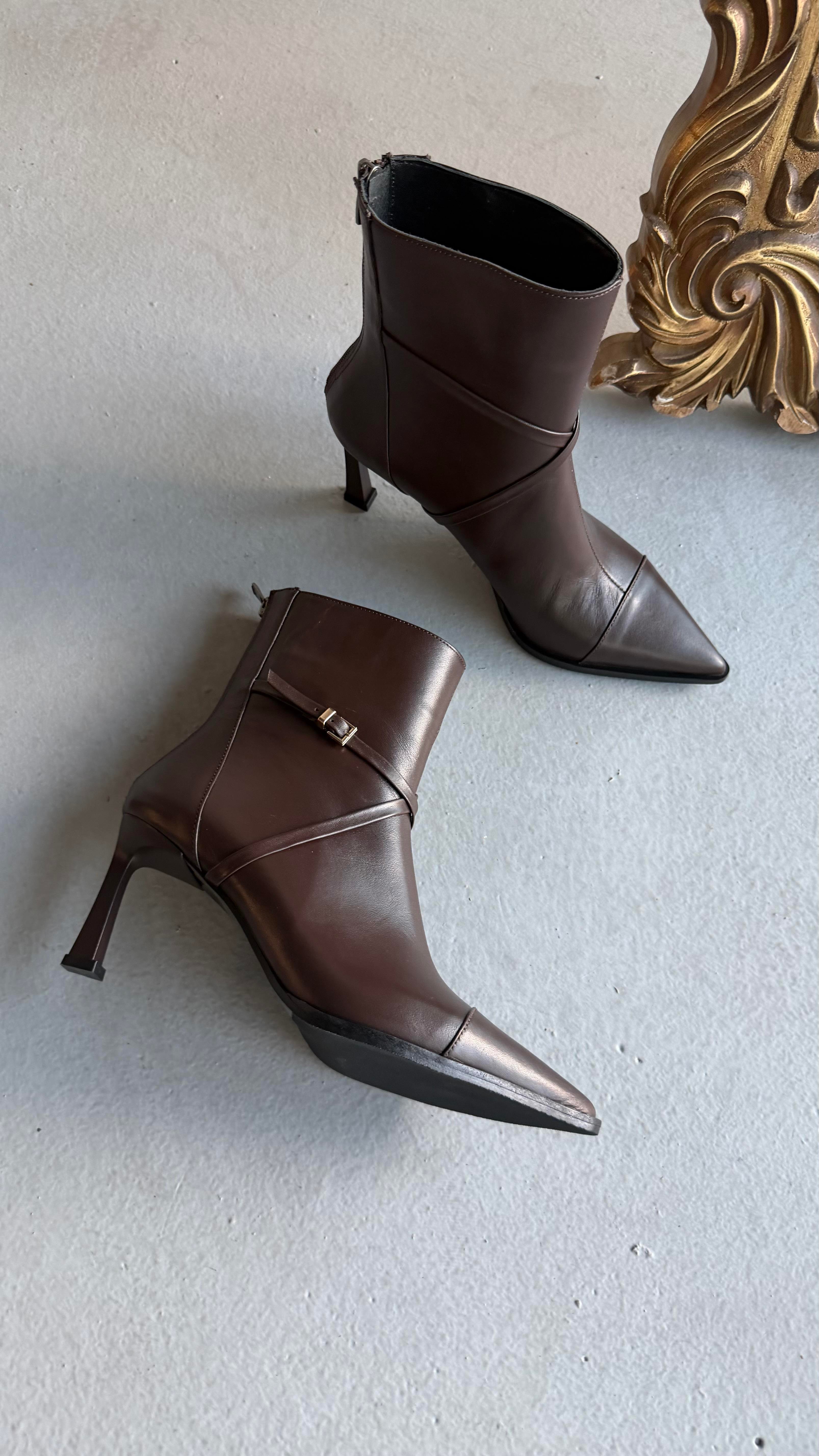 Amanda Sivri Burun Hakiki Deri Toka Detaylı Acı kahve Topuklu Kadın Bot