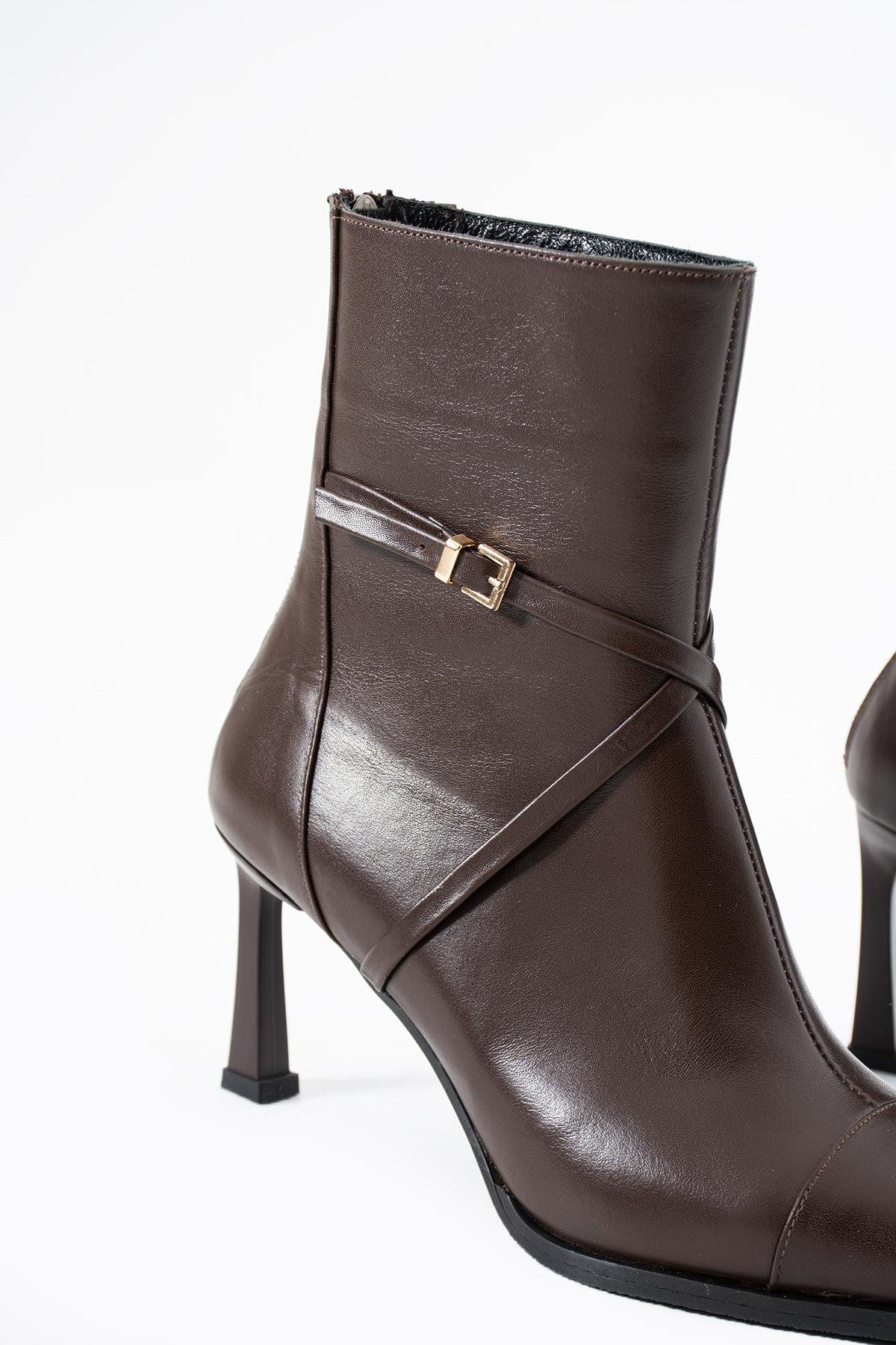 Amanda Sivri Burun Hakiki Deri Toka Detaylı Acı kahve Topuklu Kadın Bot