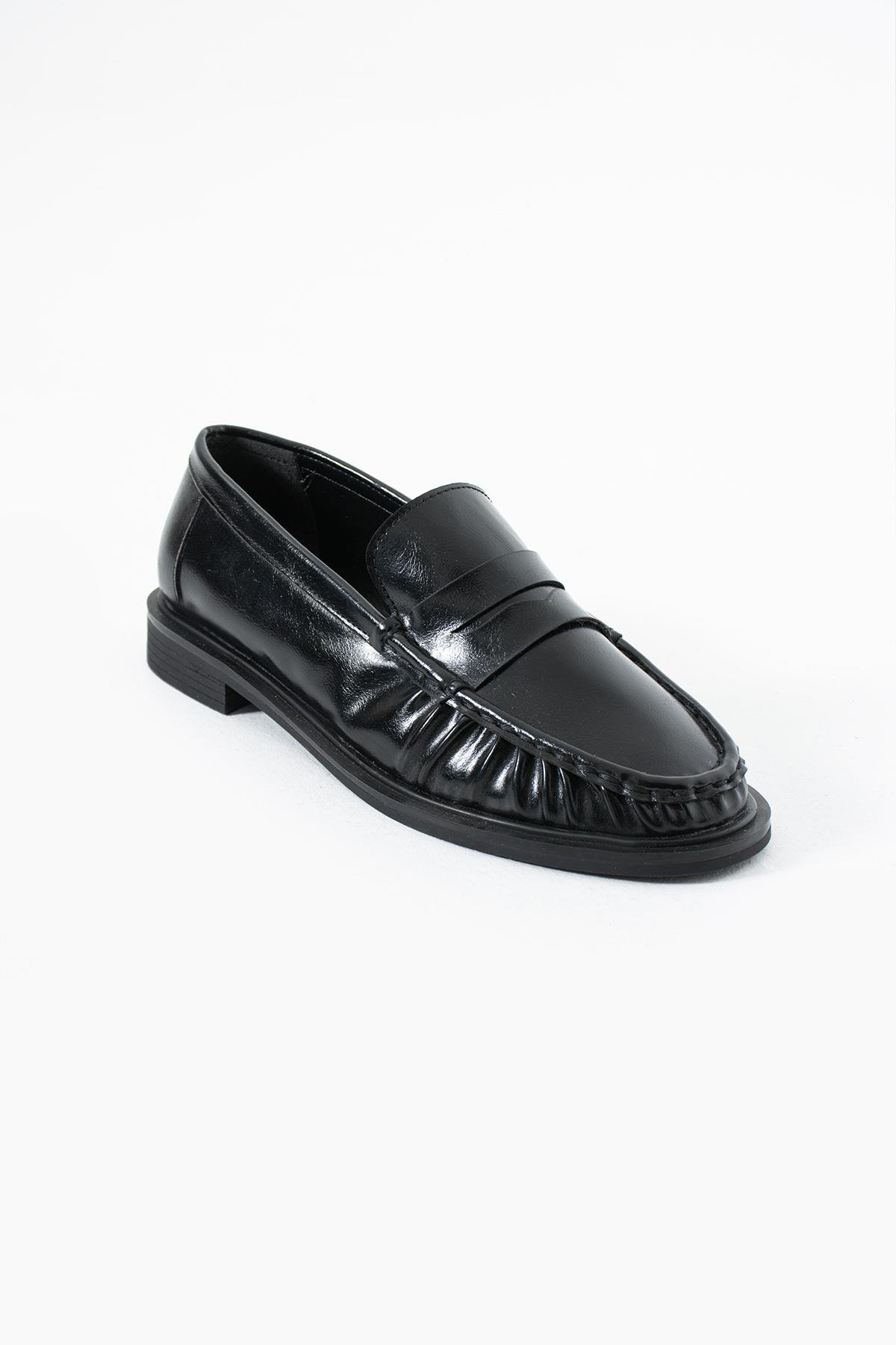 Büzgülü Siyah Cilt Makosen Kadın Ayakkabı