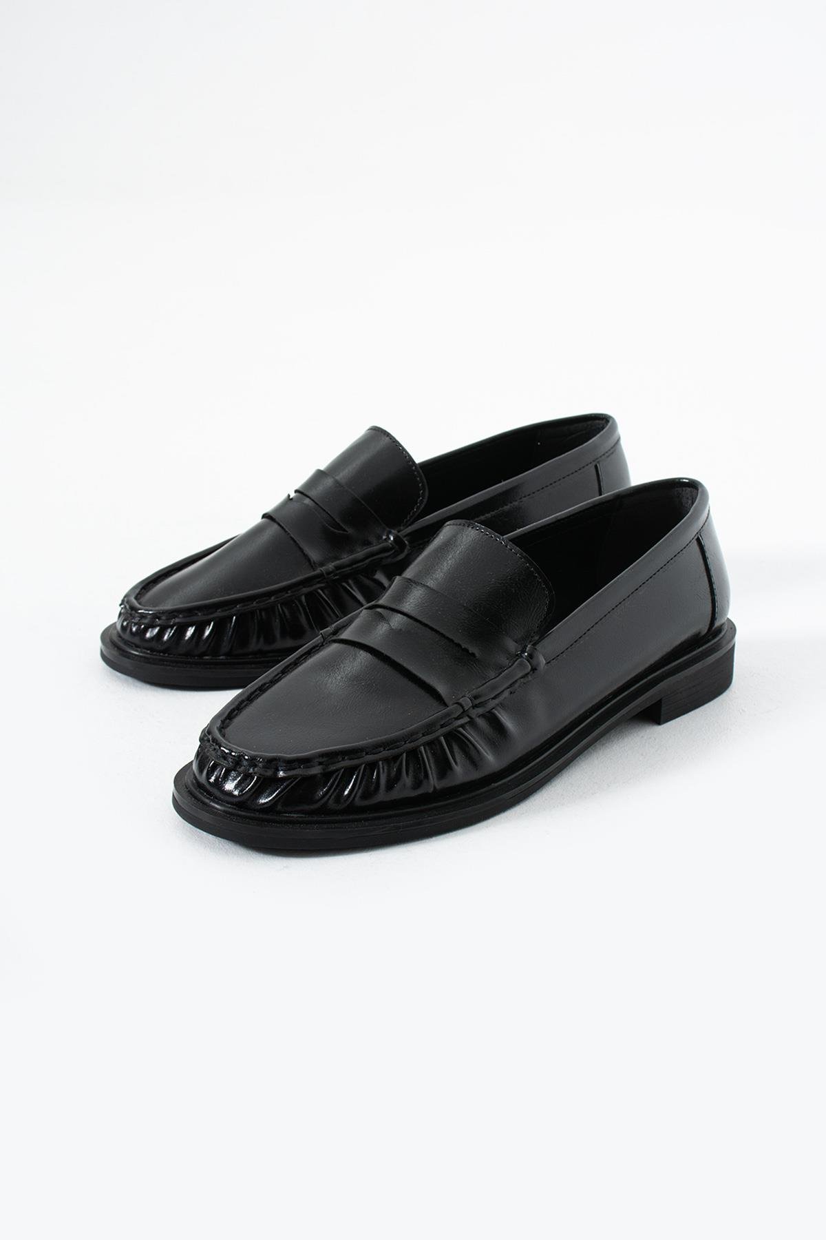 Büzgülü Siyah Cilt Makosen Kadın Ayakkabı