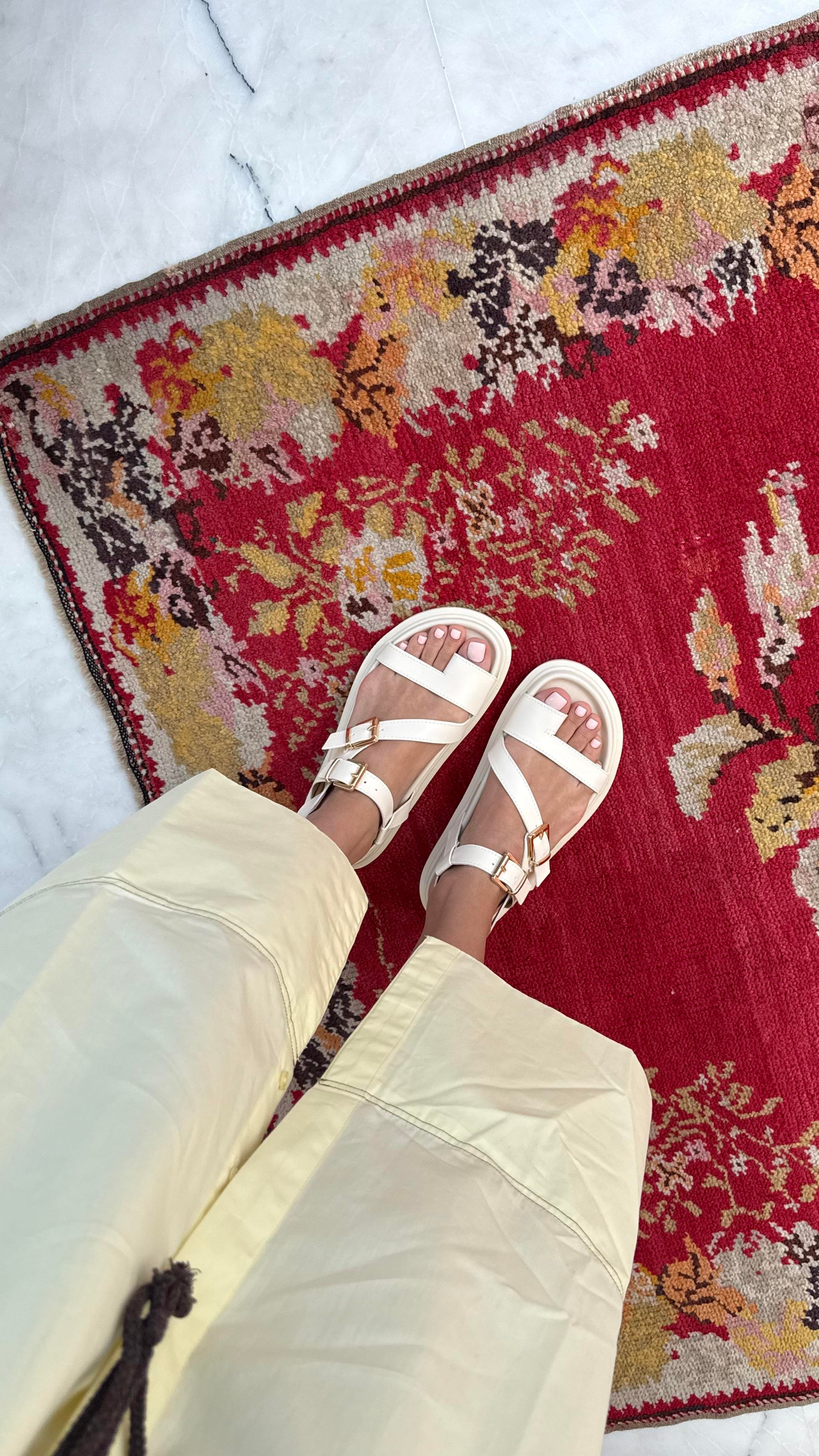 Çapraz Bantlı Parmak Detaylı Bej Kadın Sandalet