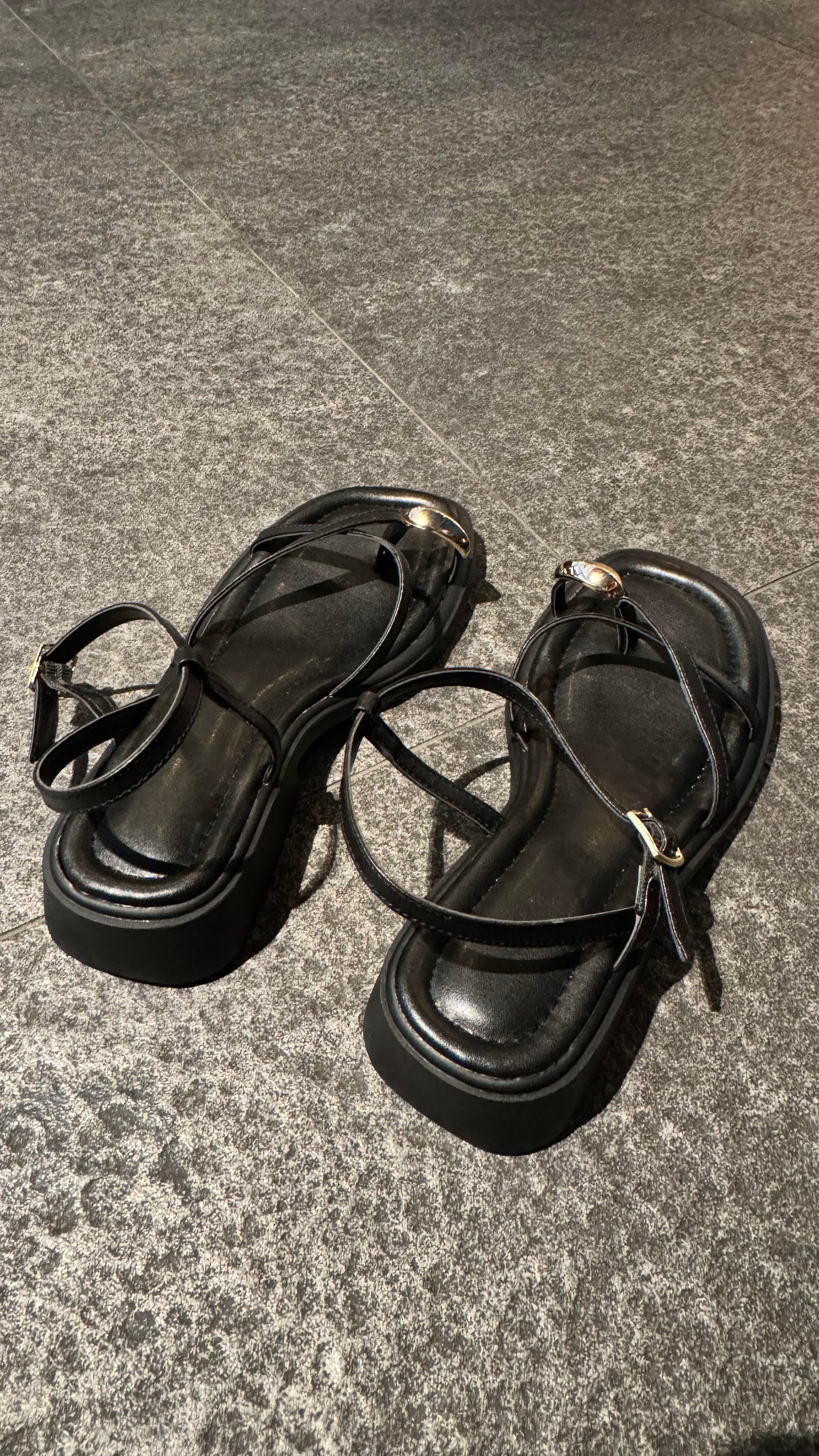 Coco Siyah Gold Toka Detaylı Sandalet