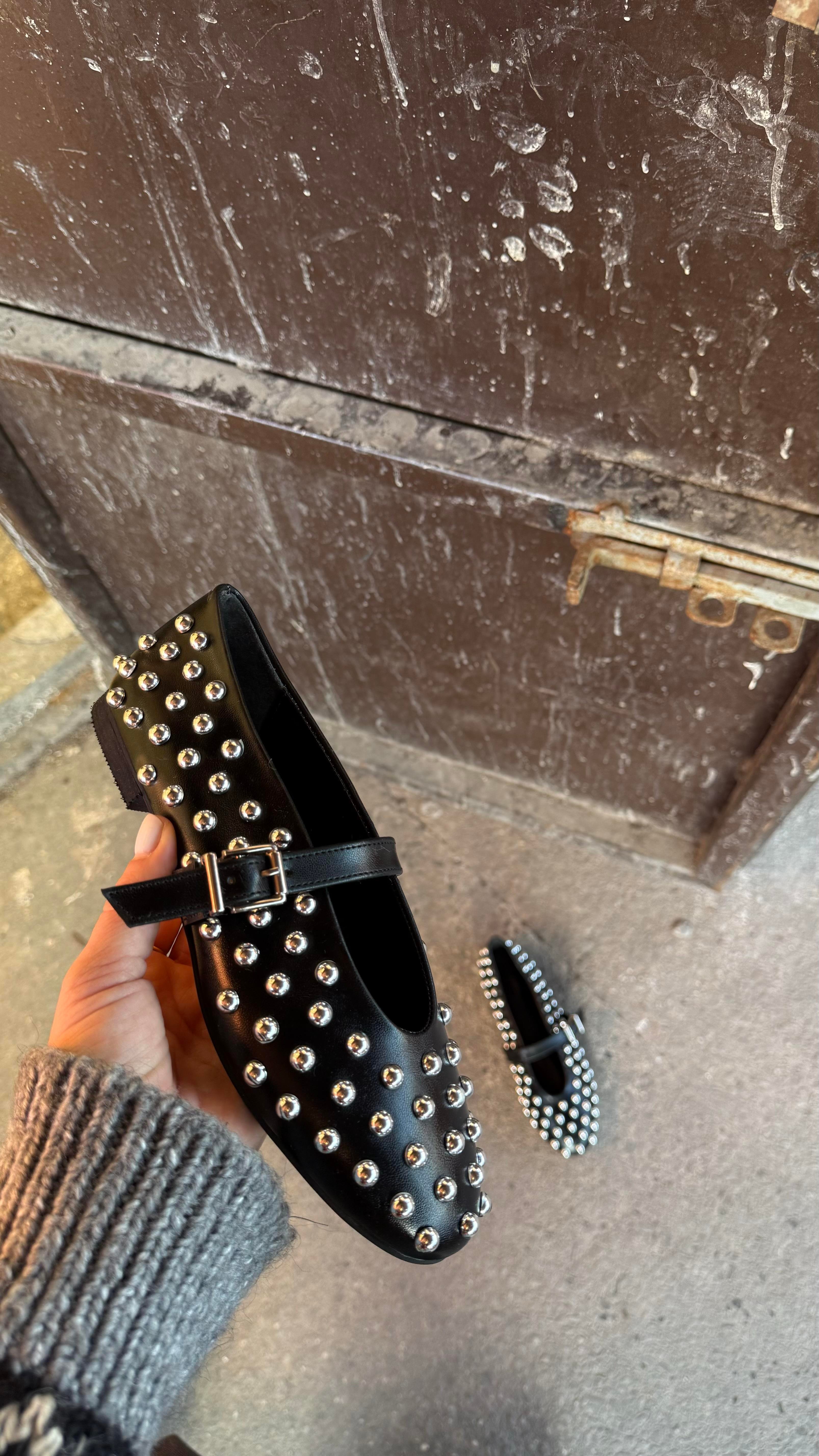 Disco Siyah Zımba Pim Detaylı Babet 