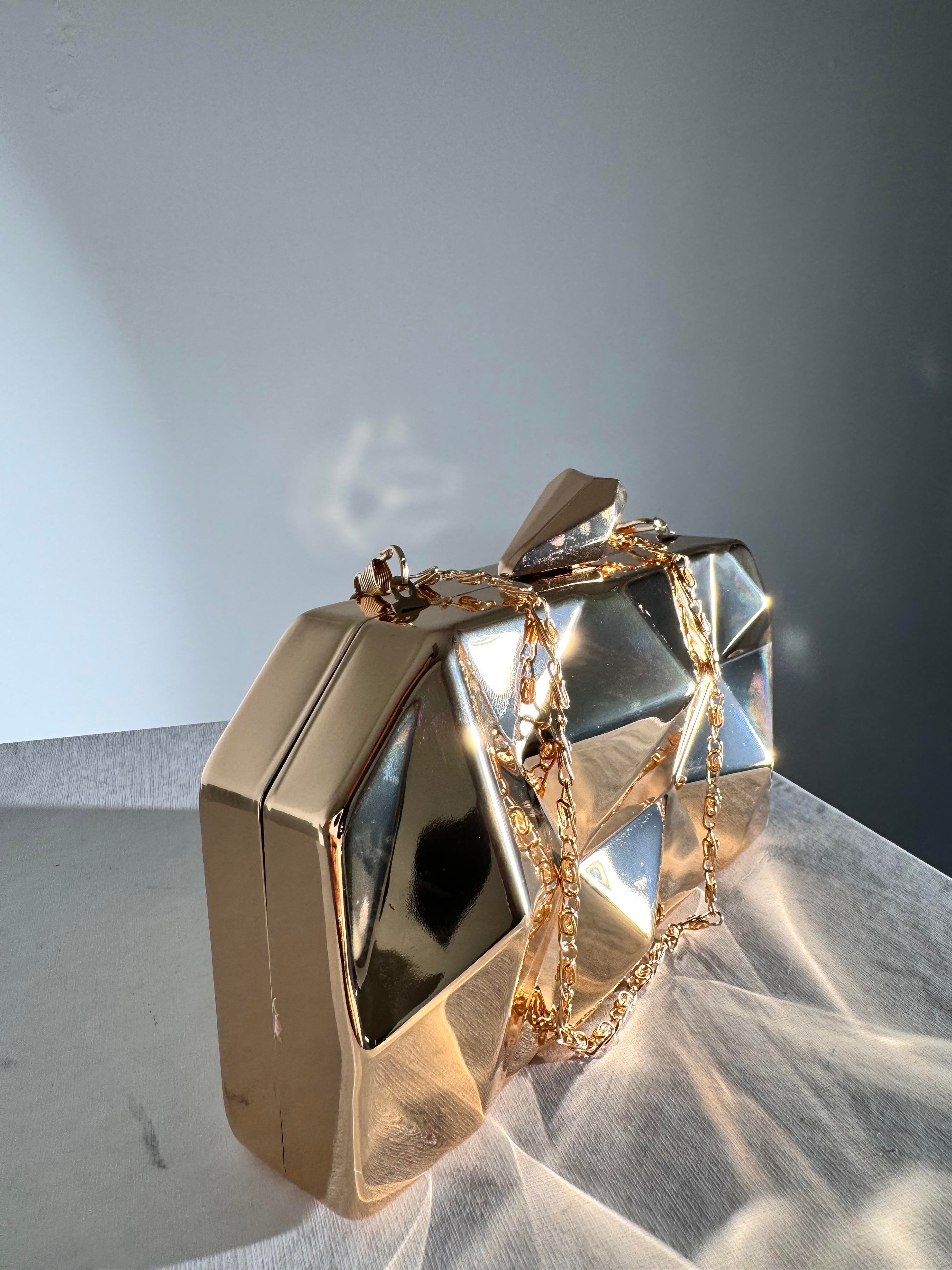 Gold Kaplamalı Asimetrik Clutch Çanta