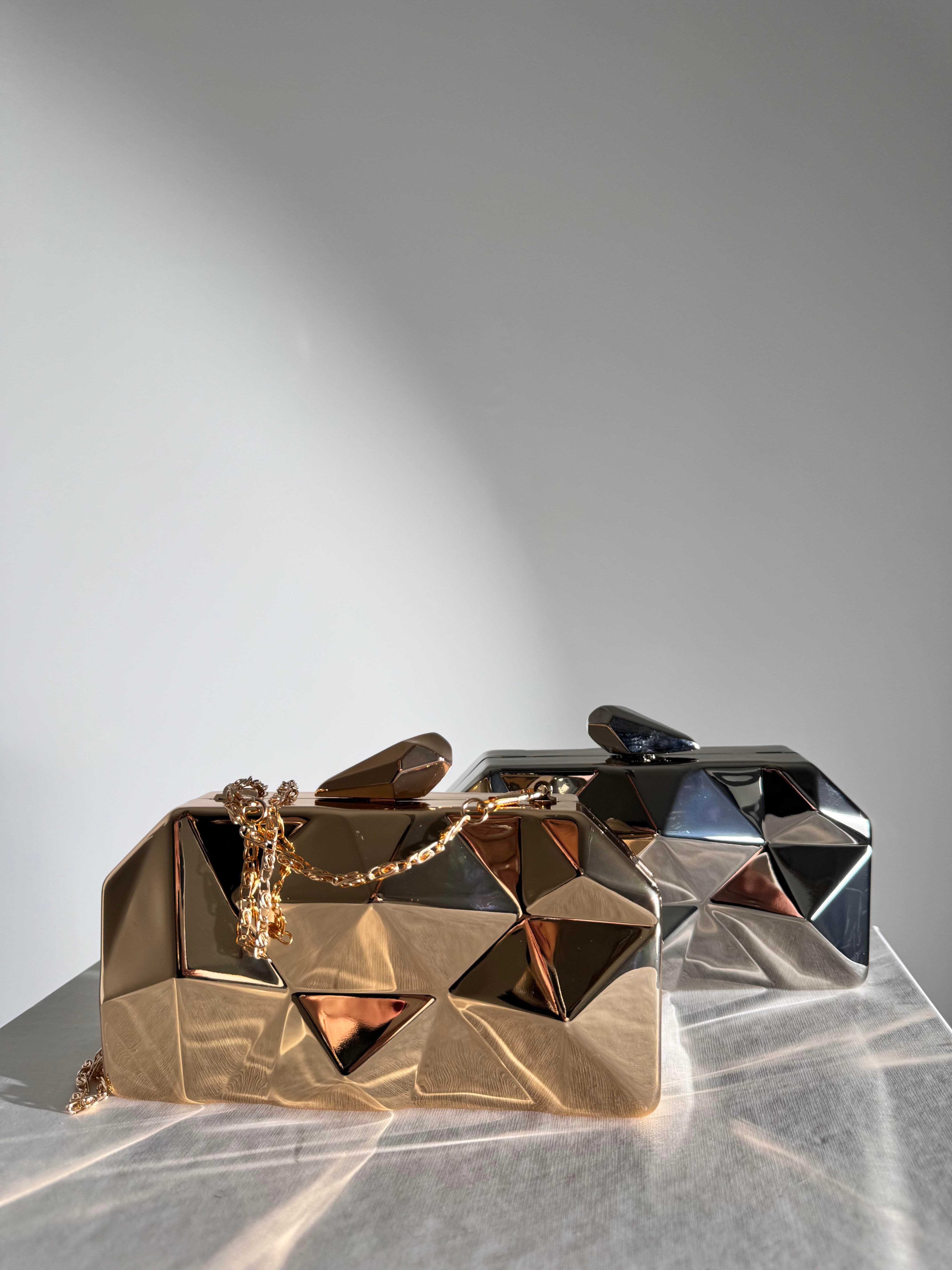 Gold Kaplamalı Asimetrik Clutch Çanta