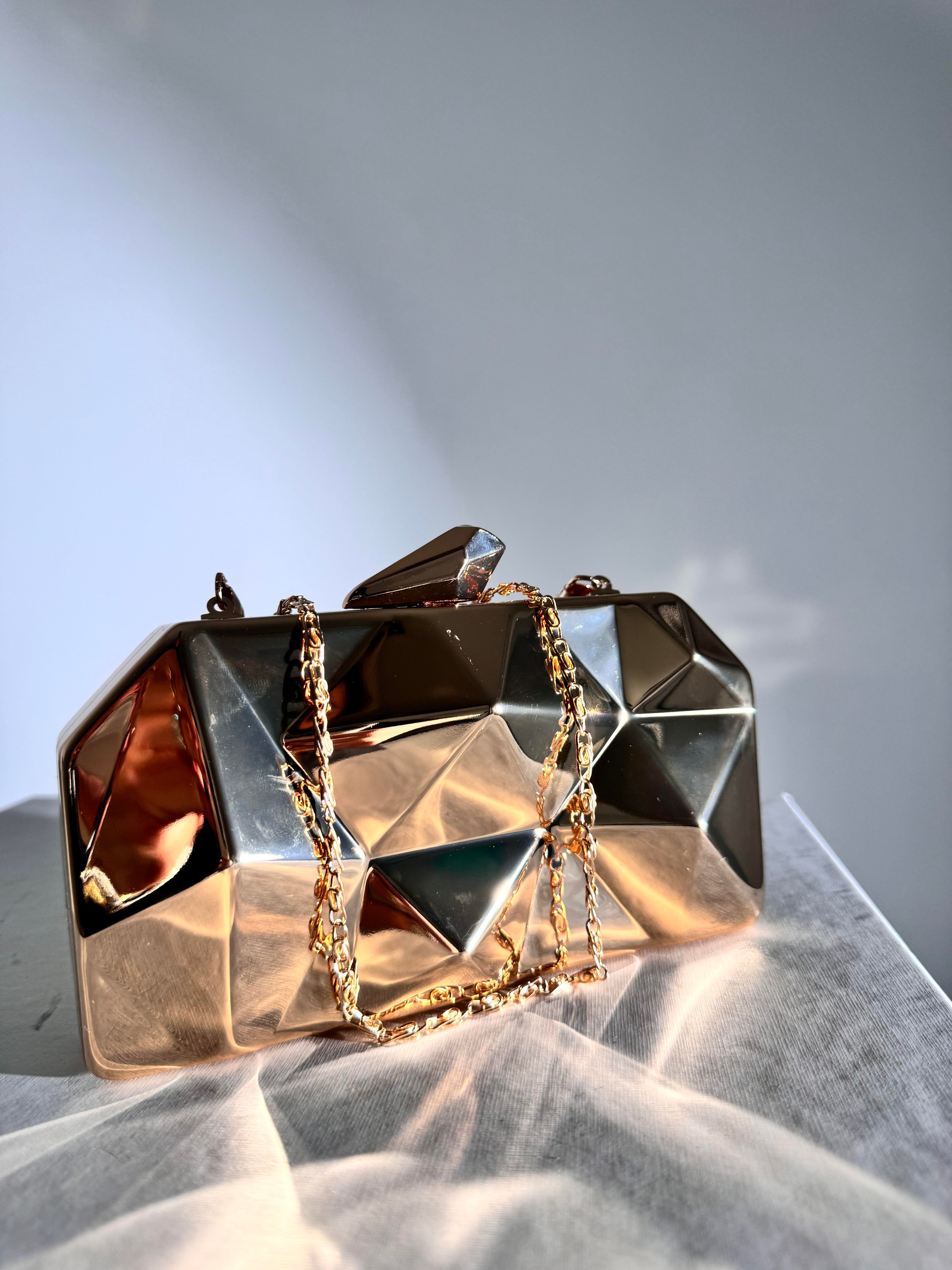 Gold Kaplamalı Asimetrik Clutch Çanta