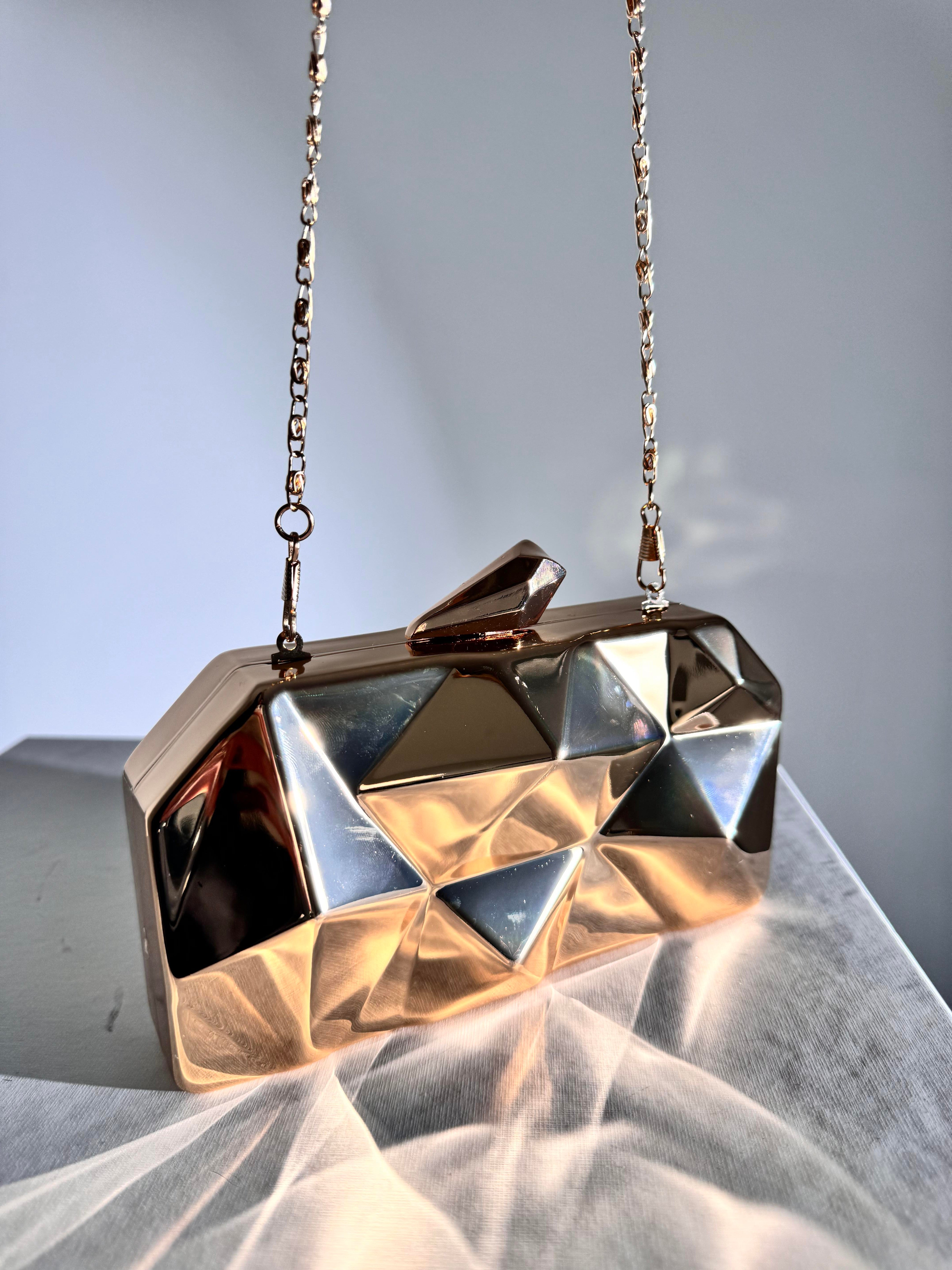 Gold Kaplamalı Asimetrik Clutch Çanta
