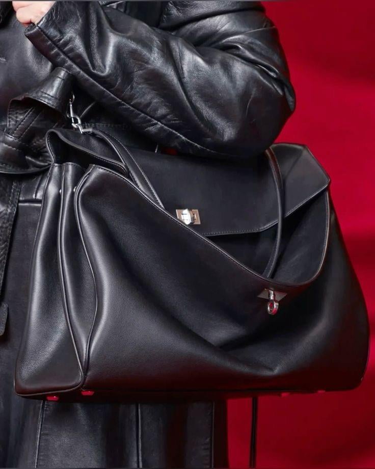 Kapaklı Uzun Askılı Salaş Deri Çanta Siyah