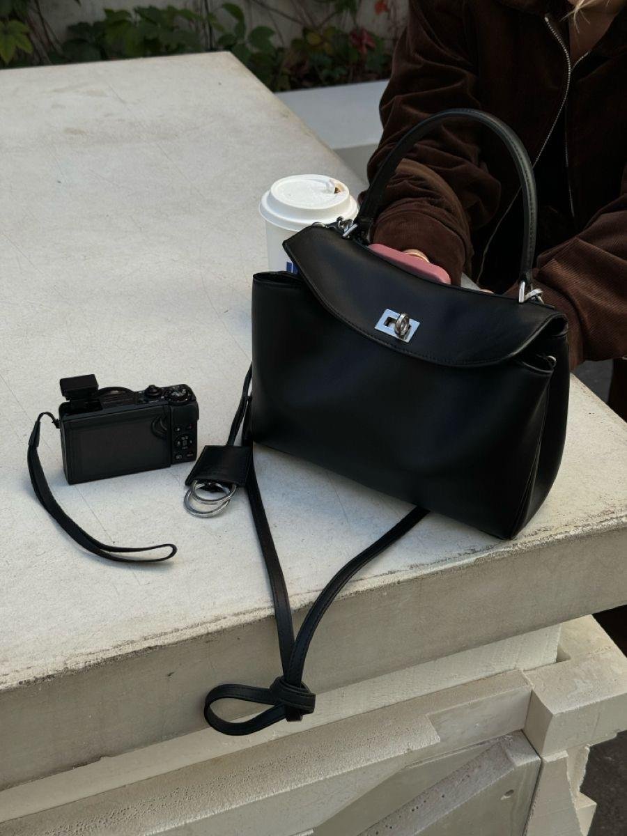 Kapaklı Uzun Askılı Salaş Deri Çanta Siyah