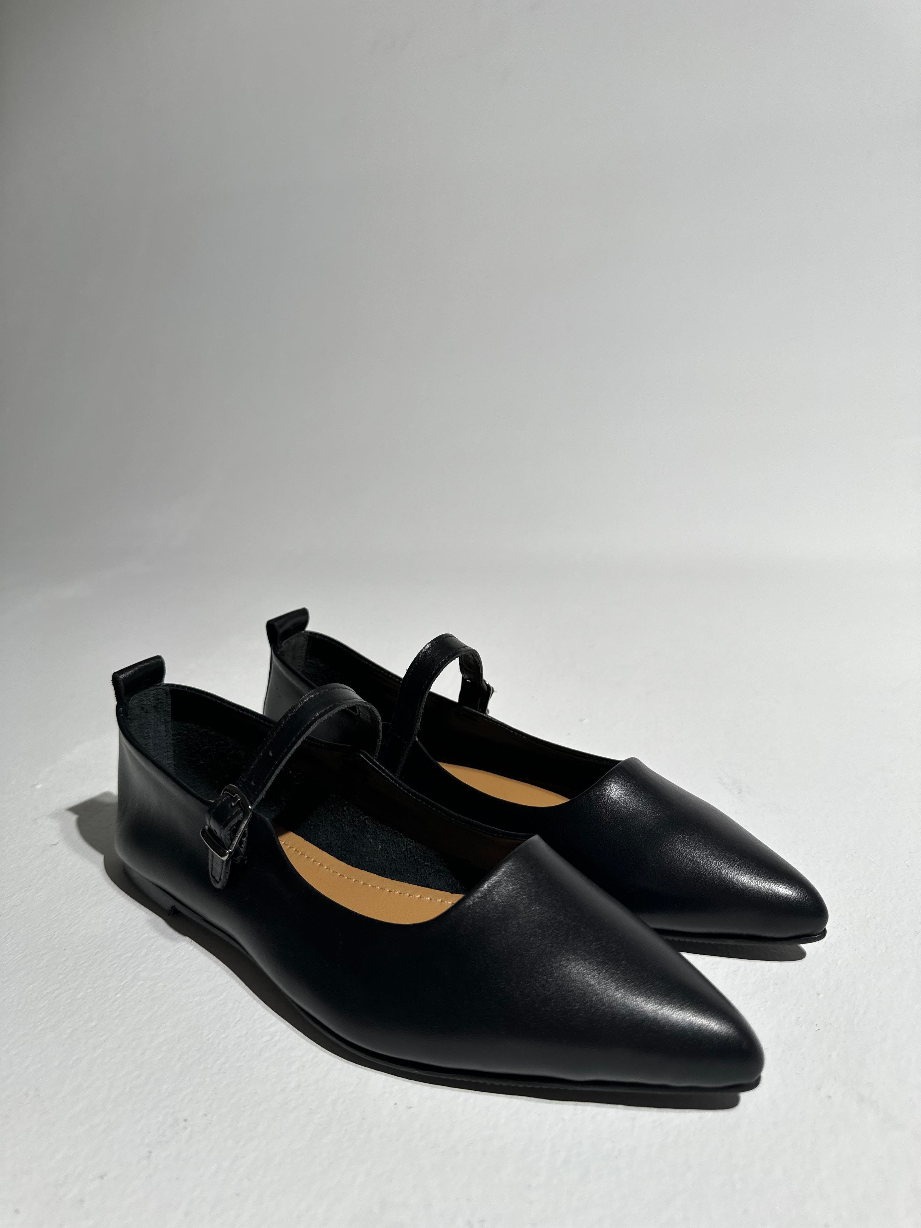 Katie Siyah  Sivri Burun Deri Yumuşacık Babet 