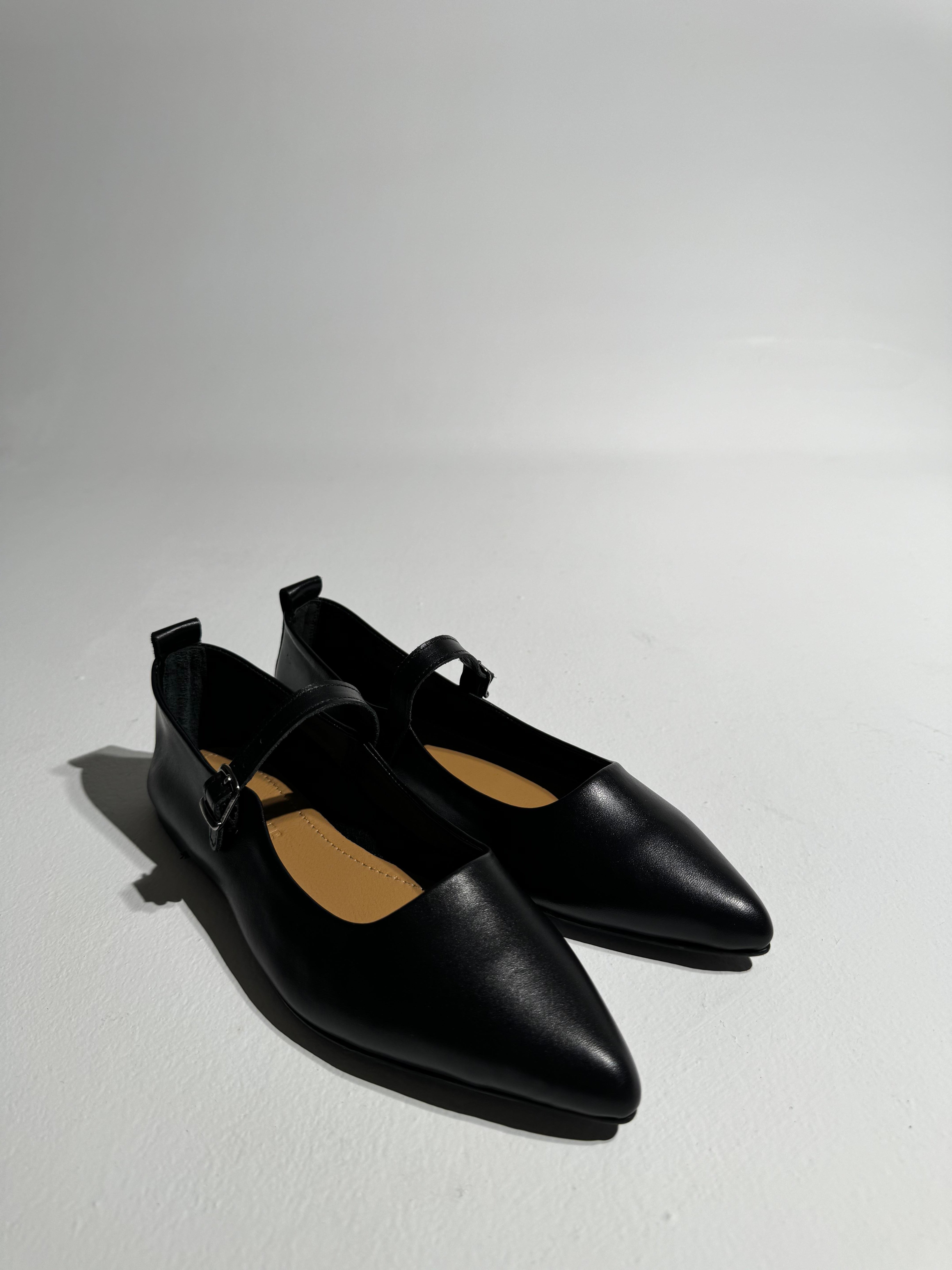 Katie Siyah  Sivri Burun Deri Yumuşacık Babet 