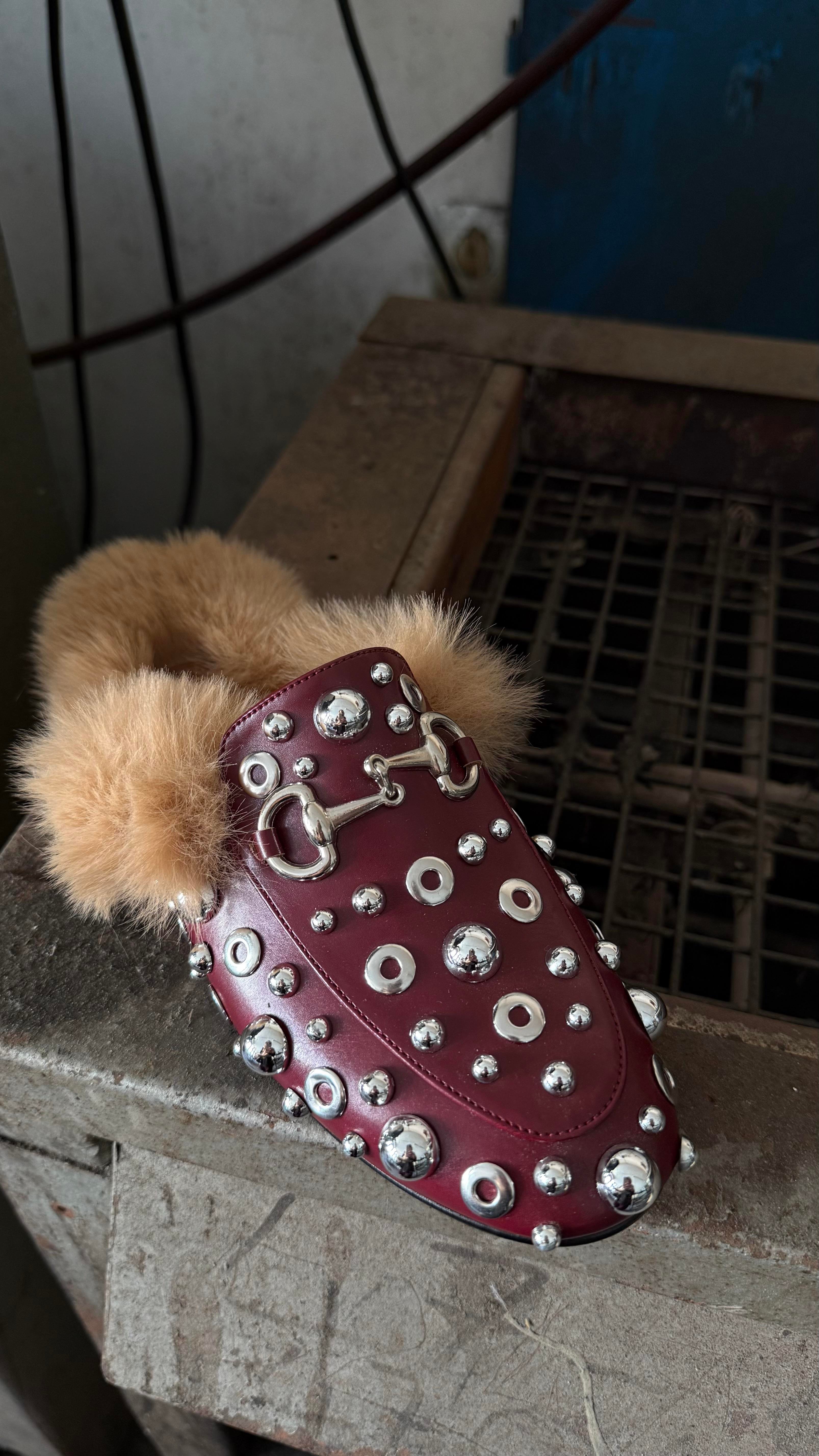 Kelly Bordo Tokalı Tüylü Terlik