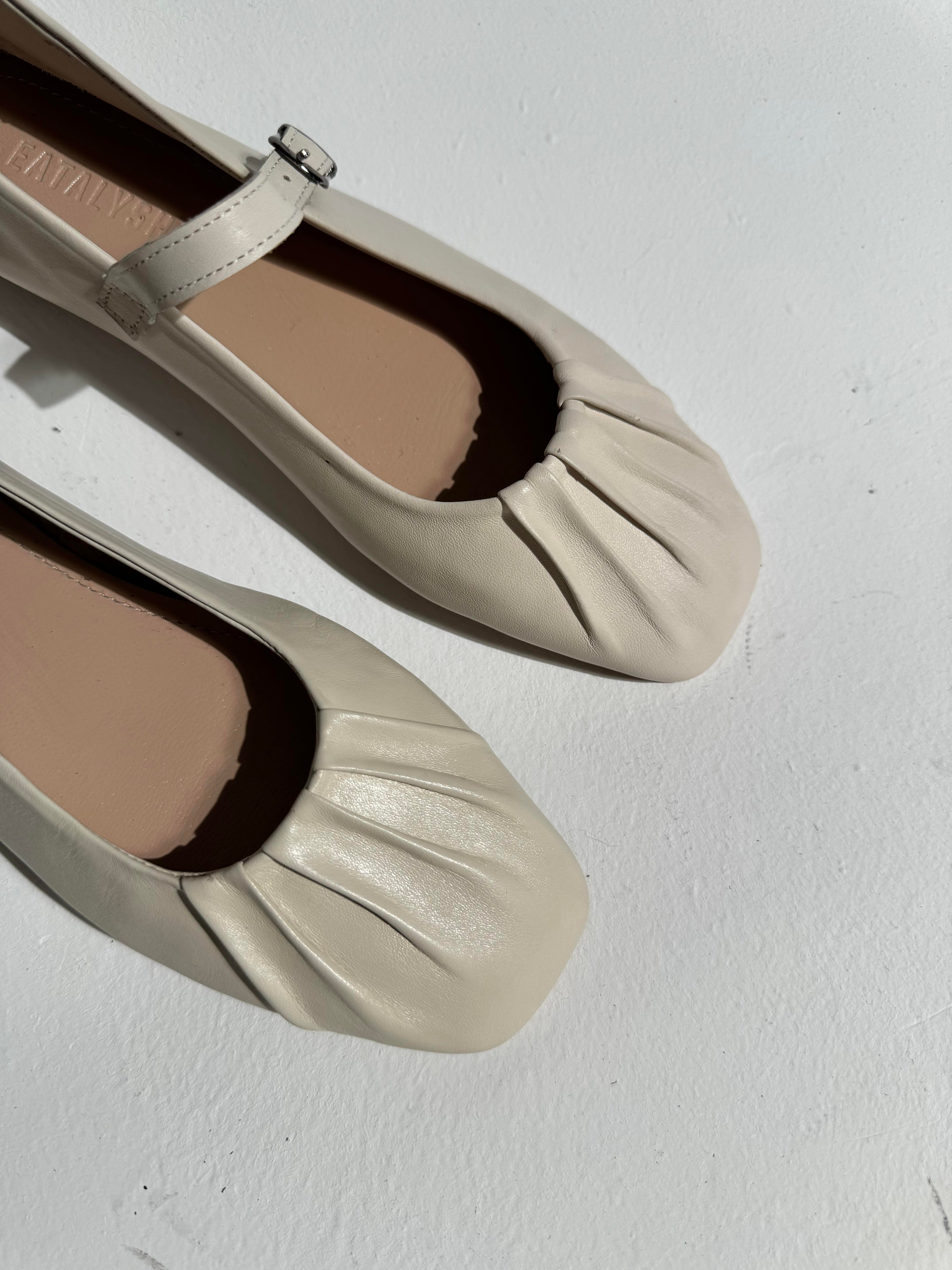 Mathilda Bej Büzgü Detaylı Deri Babet 