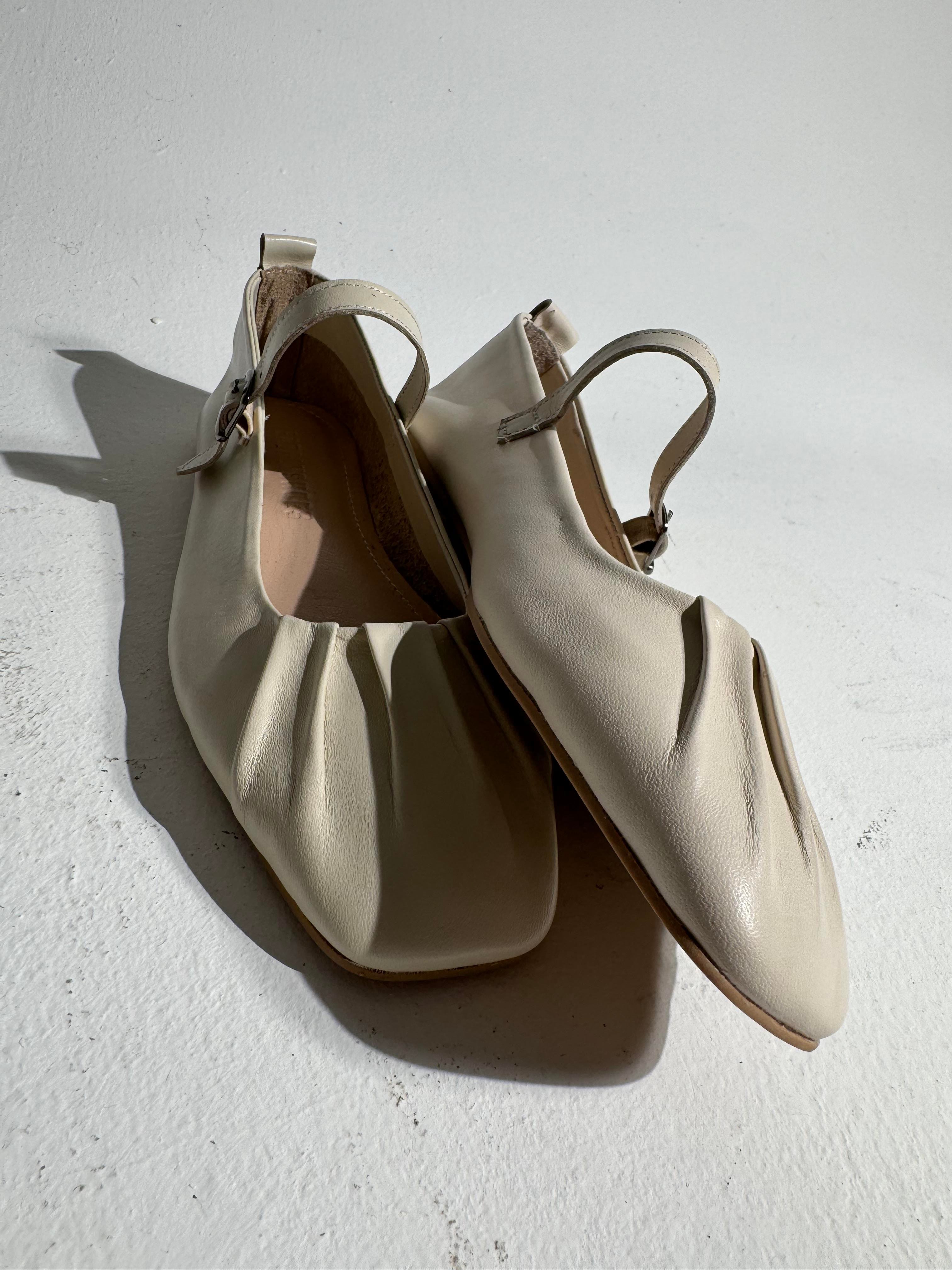 Mathilda Bej Büzgü Detaylı Deri Babet 