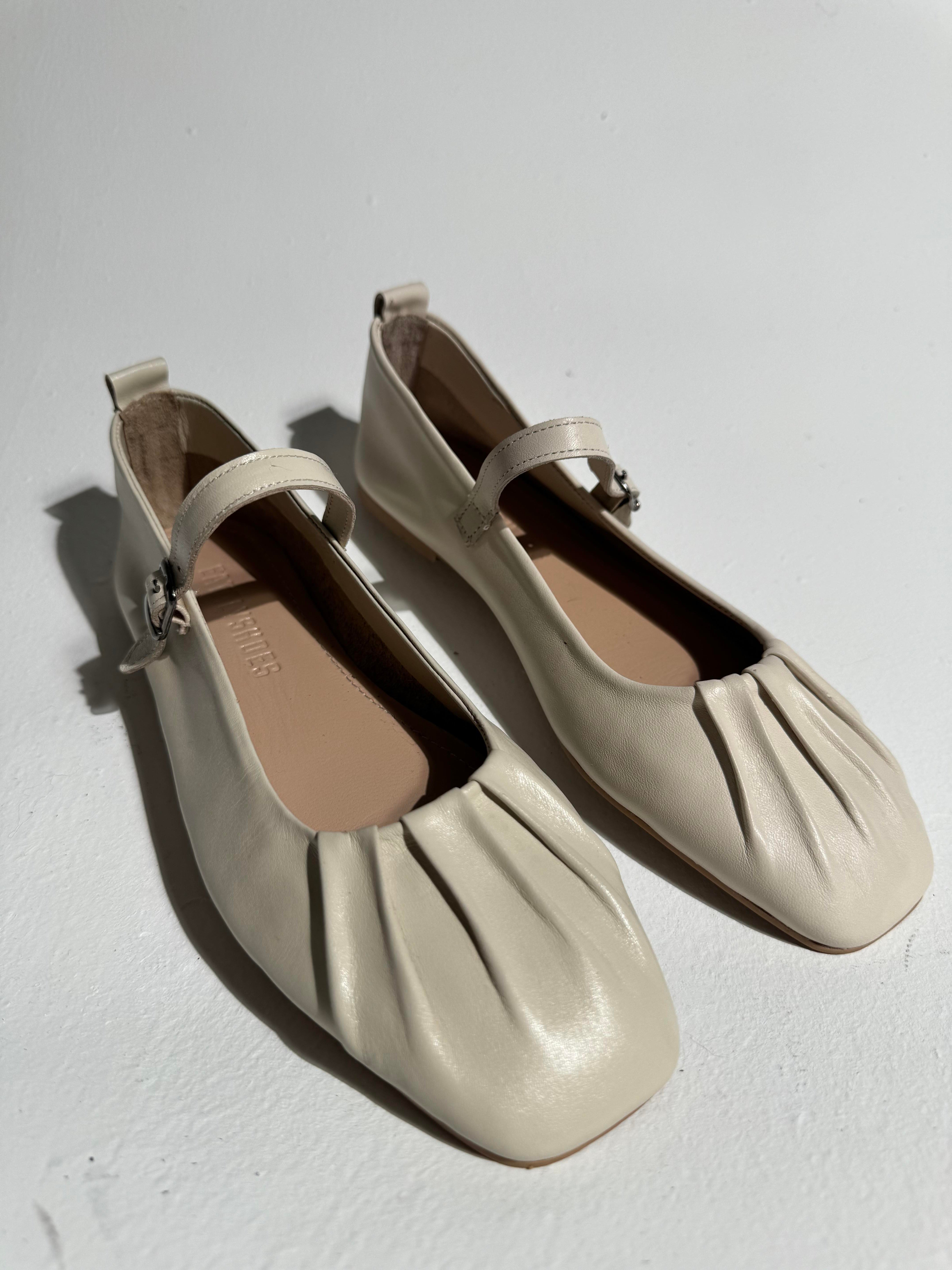 Mathilda Bej Büzgü Detaylı Deri Babet 