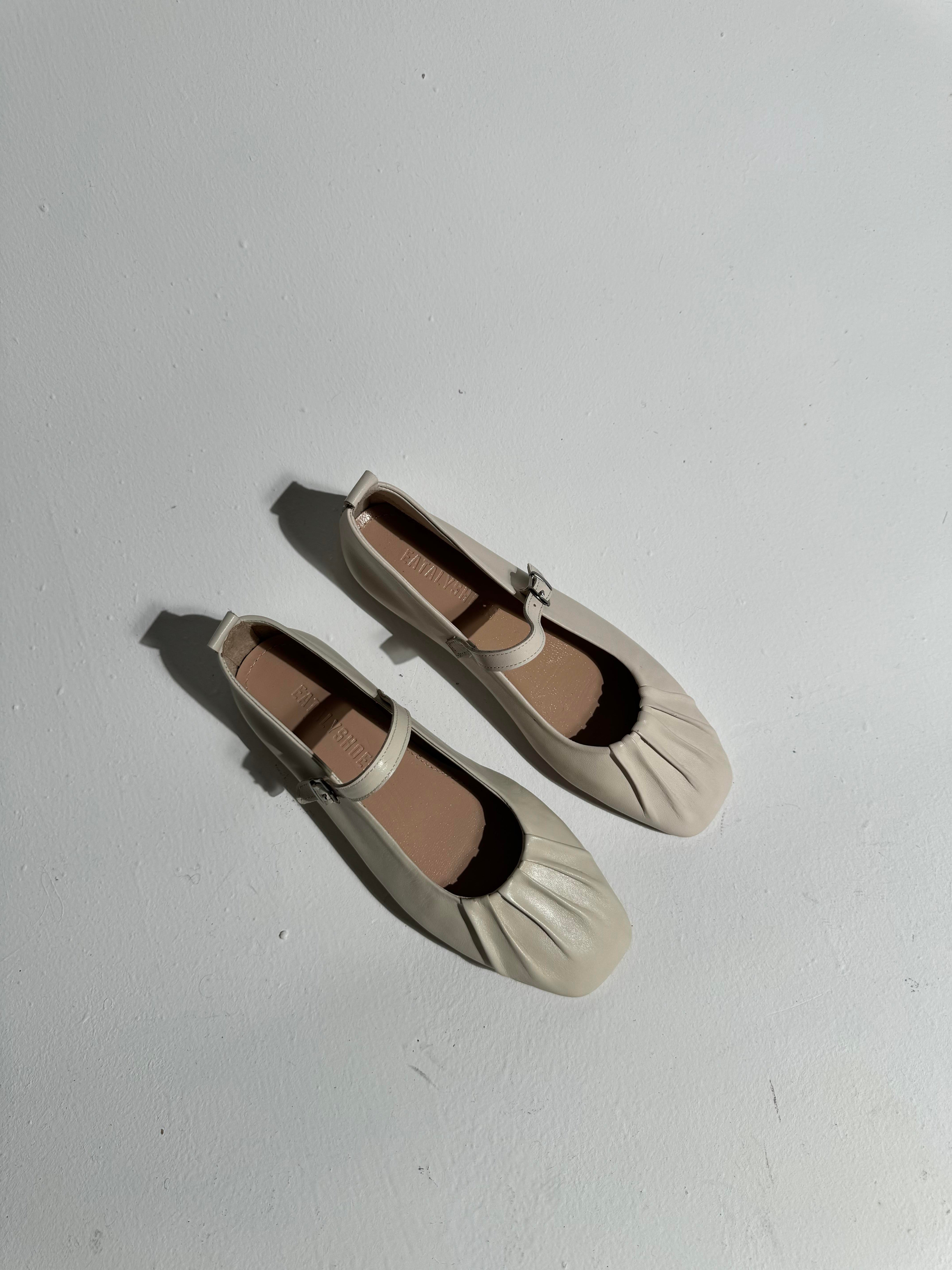 Mathilda Bej Büzgü Detaylı Deri Babet 