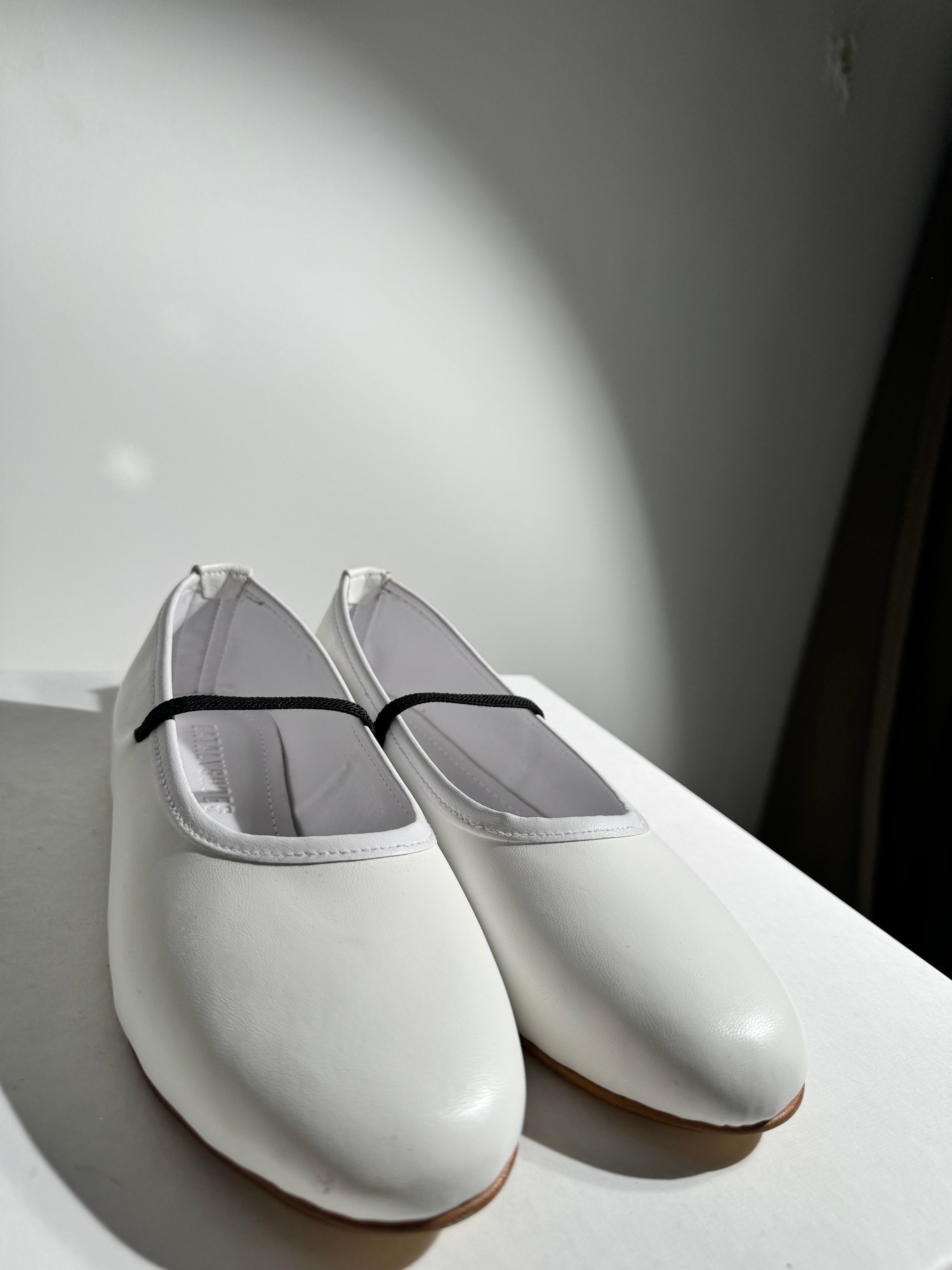 Pola Beyaz Lastik Detaylı Babet