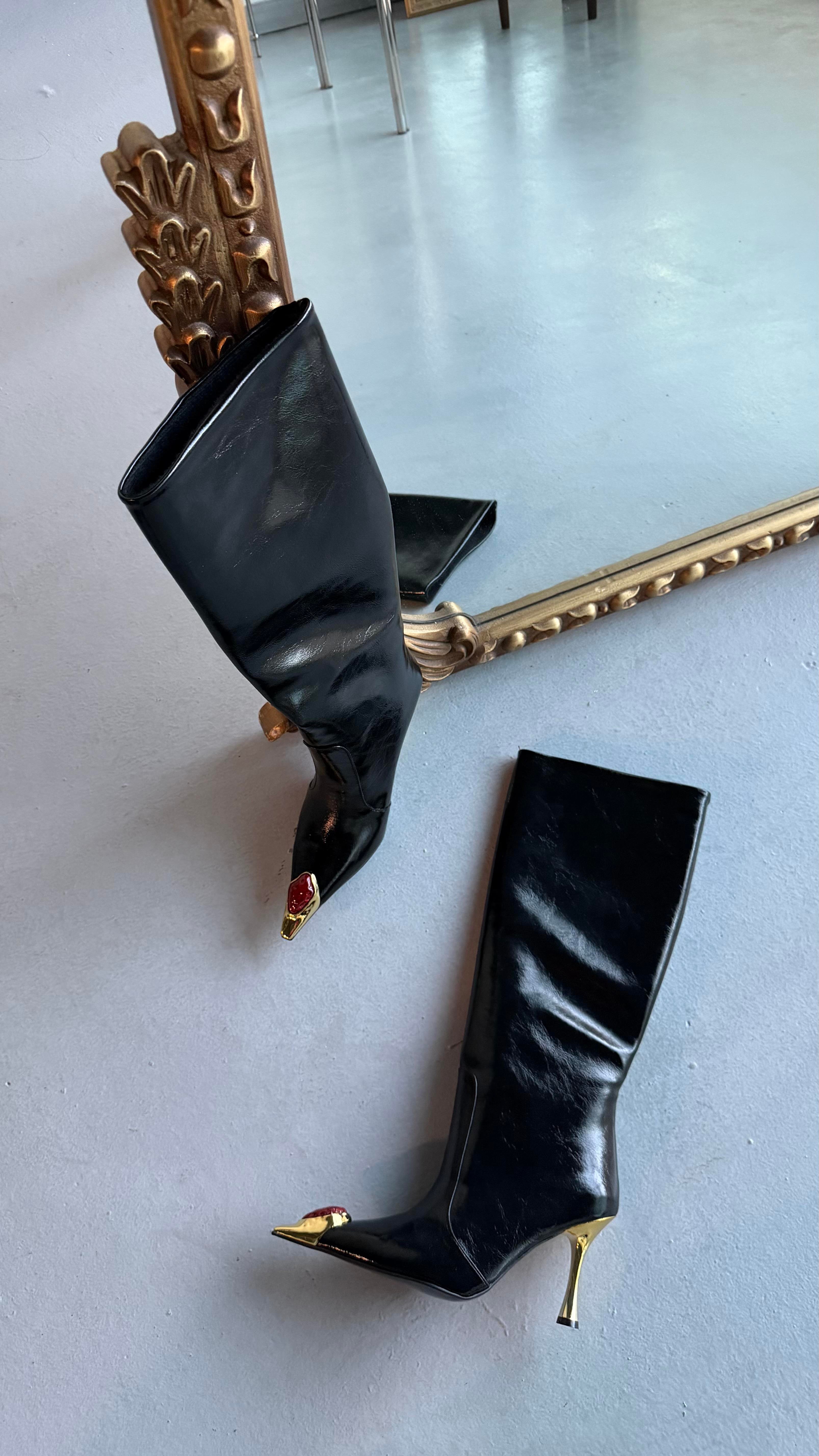 Scarlet Siyah Gold Toka Sivri Burun Kadın Çizme