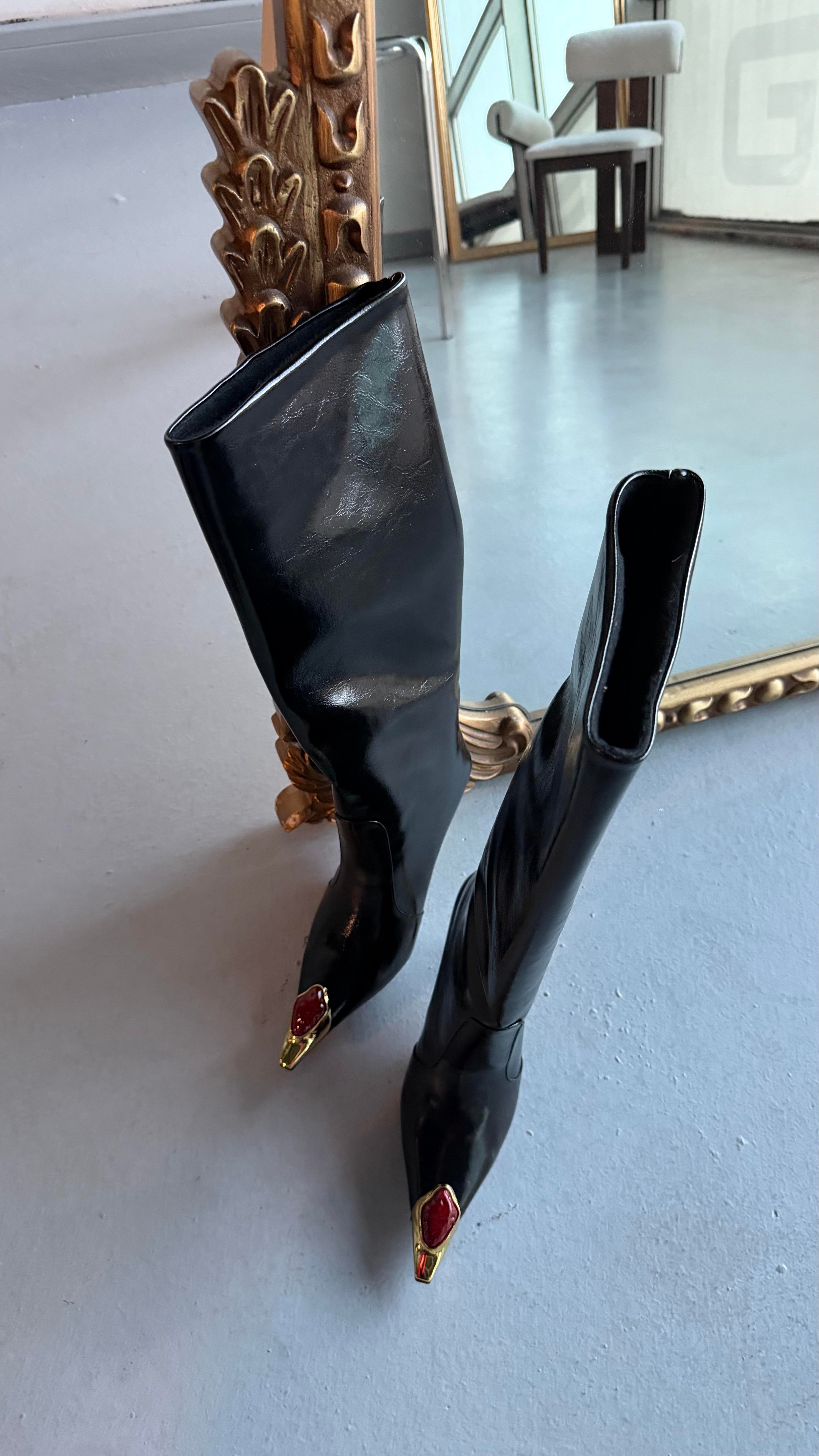 Scarlet Siyah Gold Toka Sivri Burun Kadın Çizme