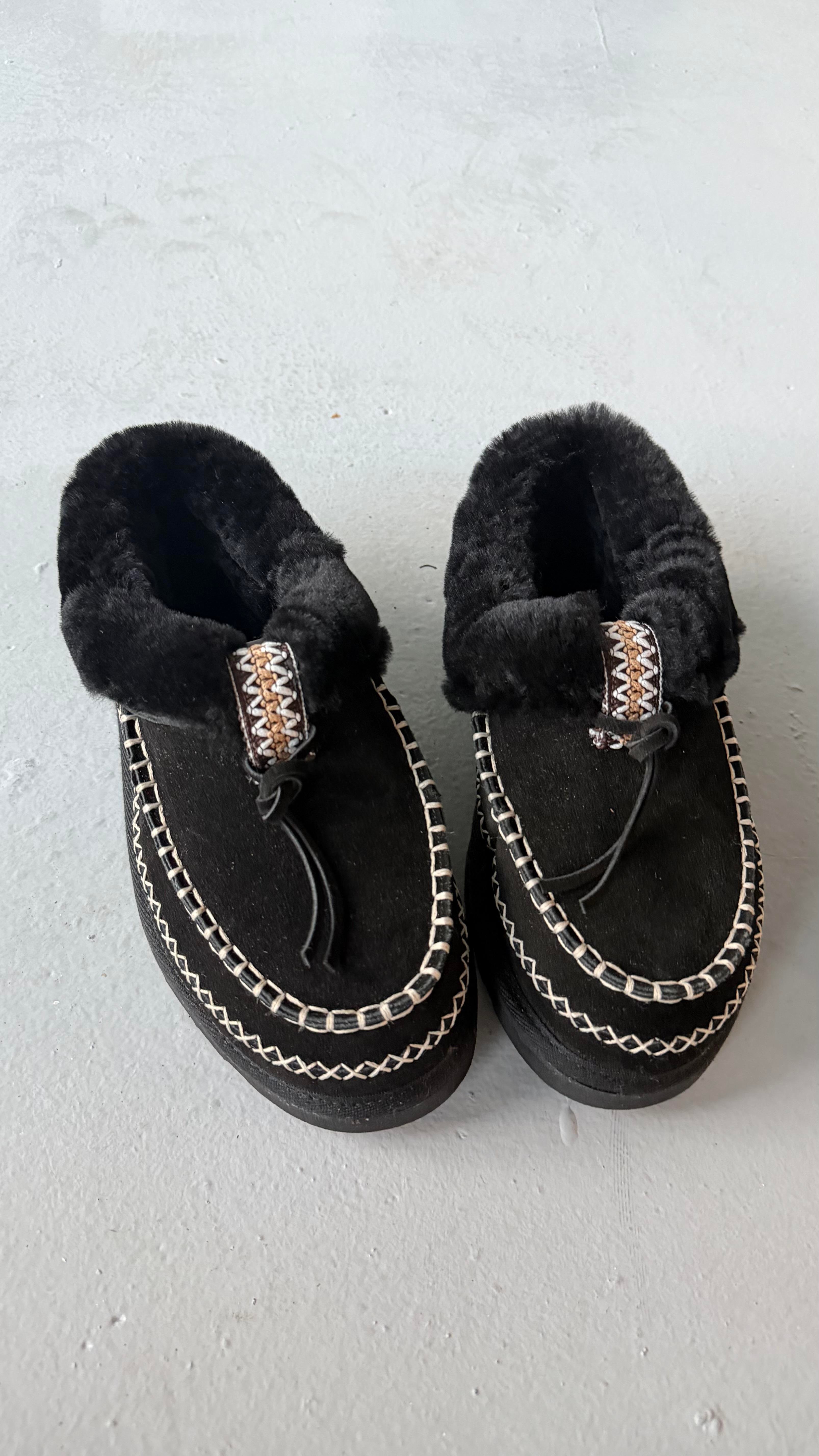 Siyah Hakiki Süet Deri Dikişli Kürklü Kadın Makosen Terlik