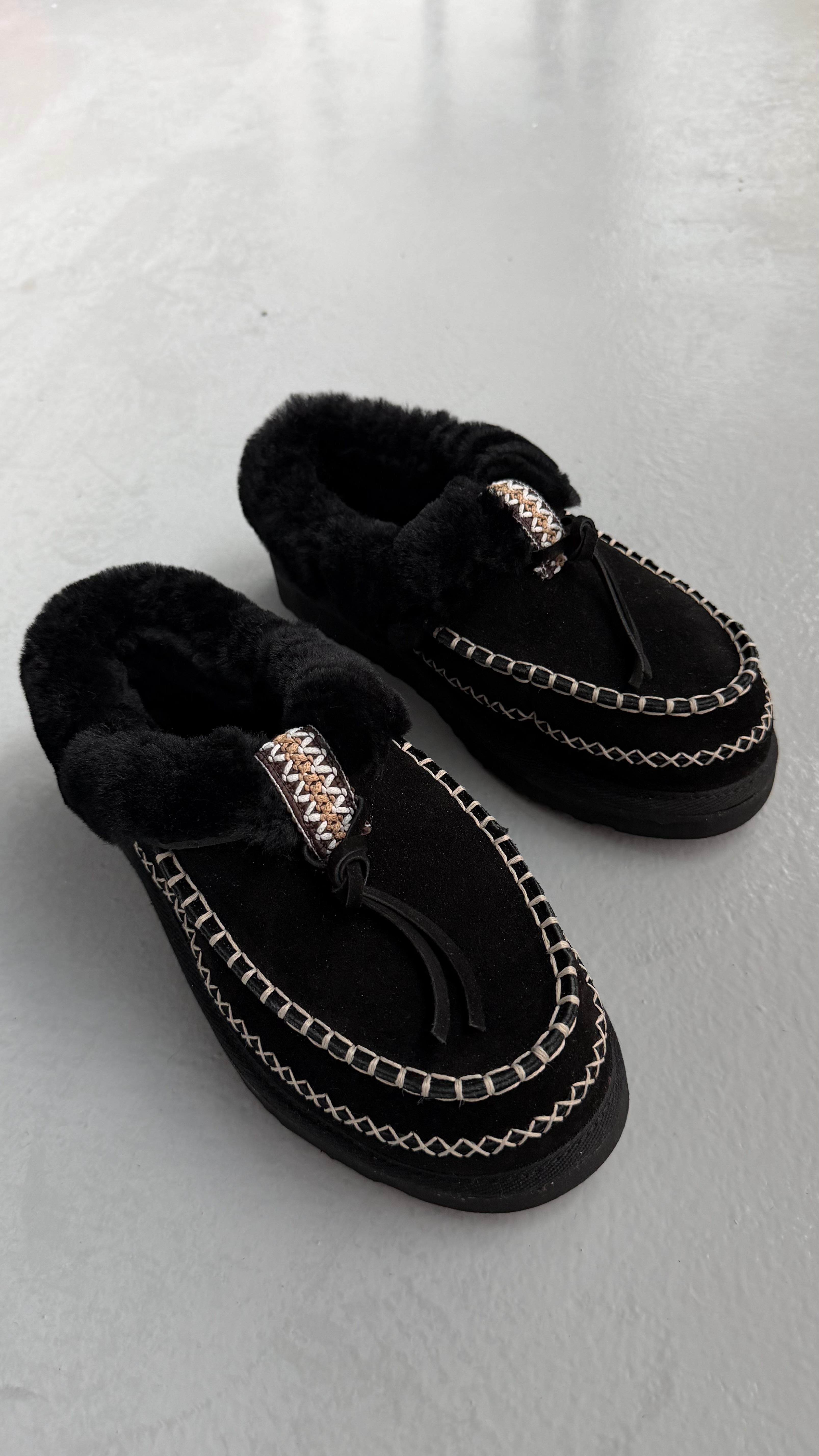 Siyah Hakiki Süet Deri Dikişli Kürklü Kadın Makosen Terlik