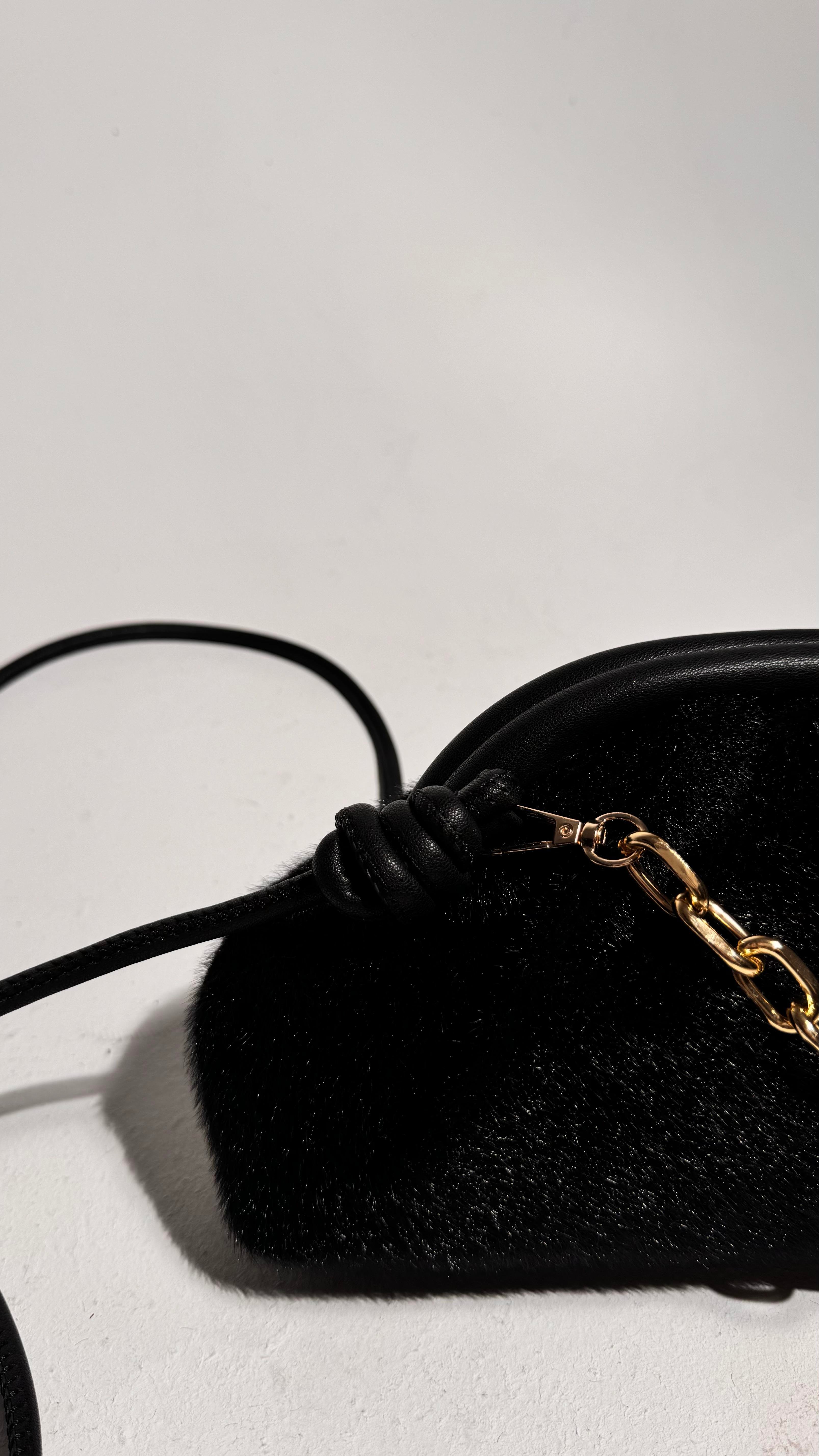 Siyah Kırçıllı Kumaş Kadın Şık Gold Mini Tutma Zincir Detaylı Çanta 