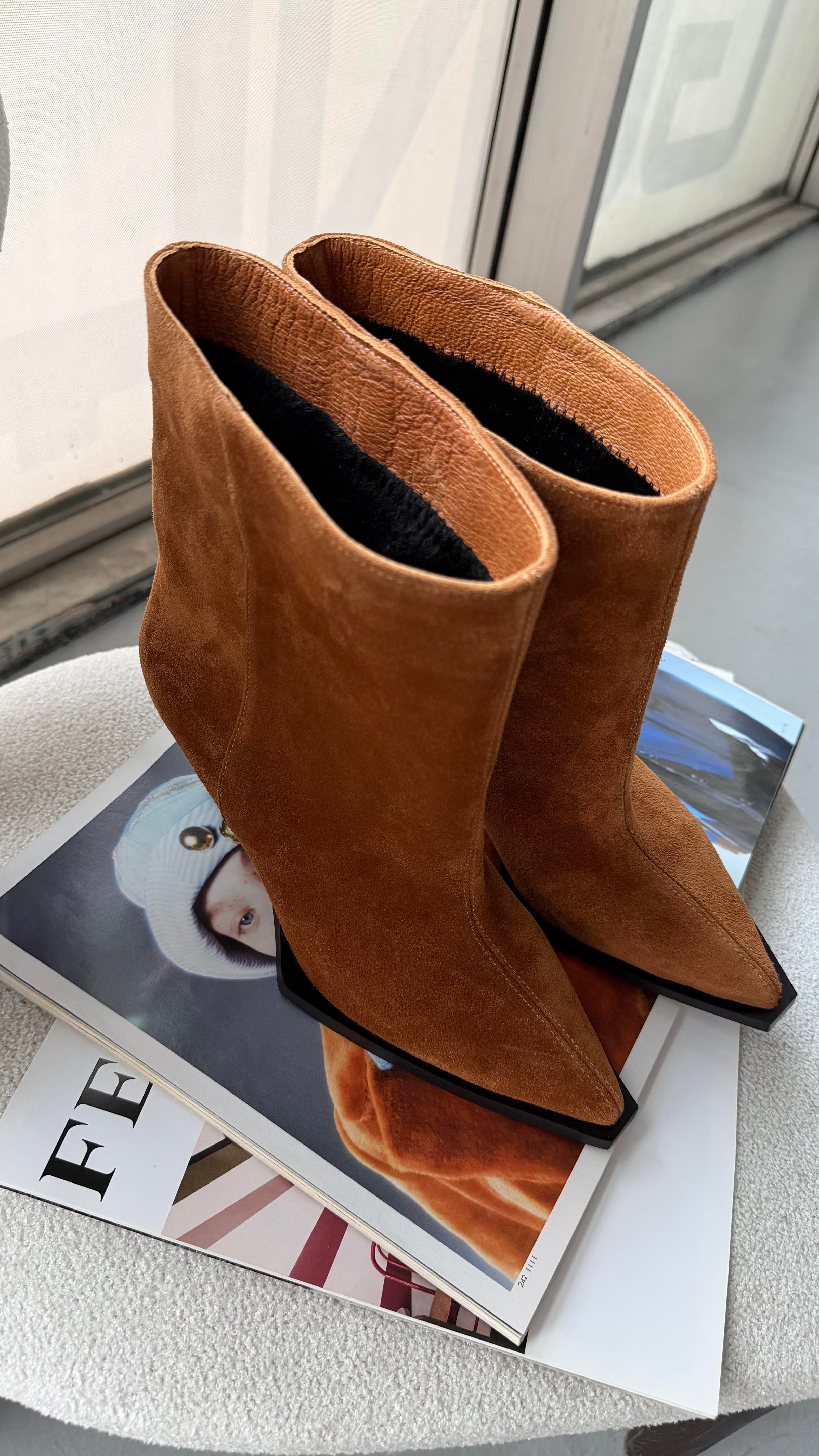 Taba Hakiki Süet Deri Sivri Burun Dikişli Kadın Bot