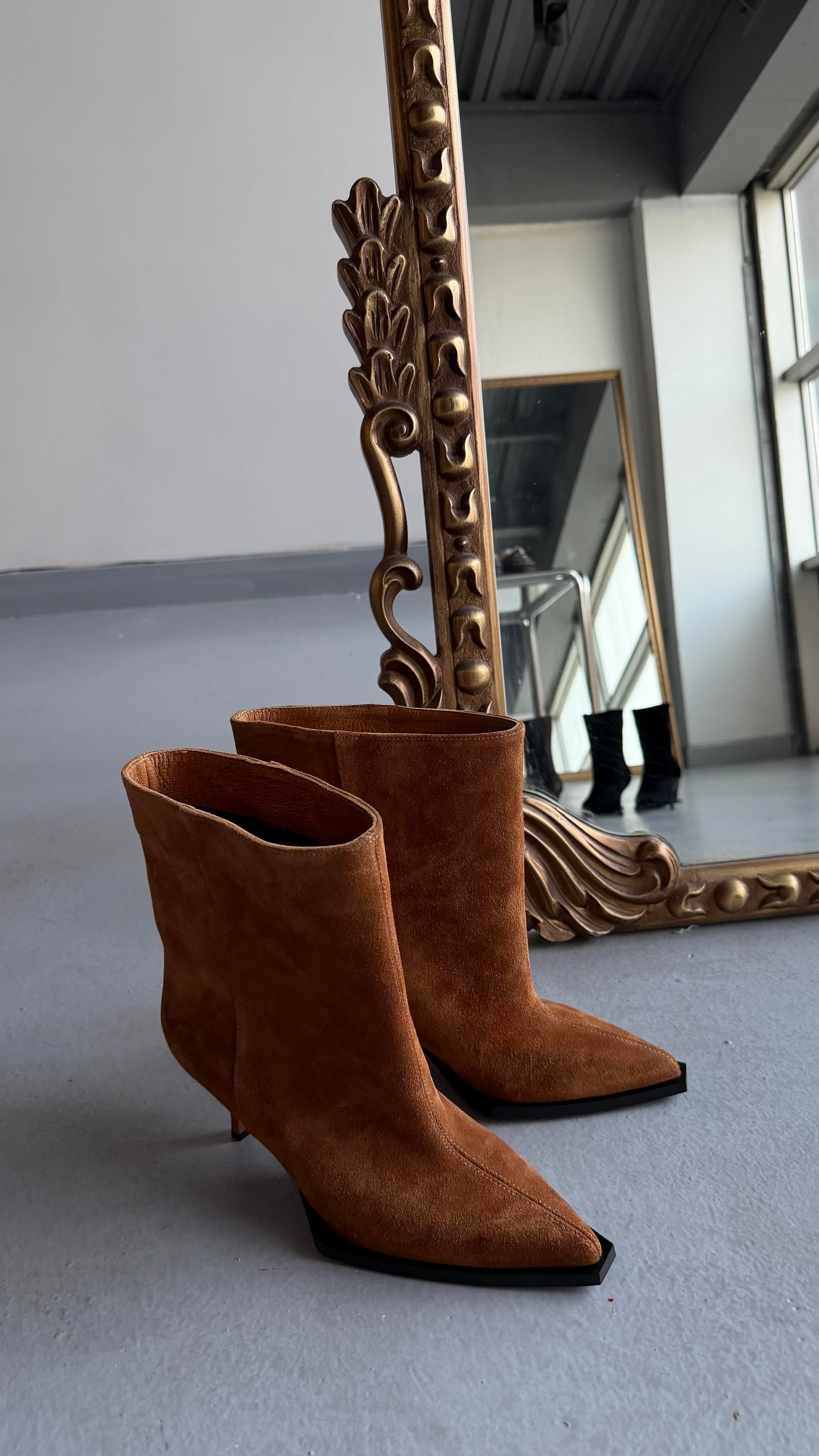 Taba Hakiki Süet Deri Sivri Burun Dikişli Kadın Bot