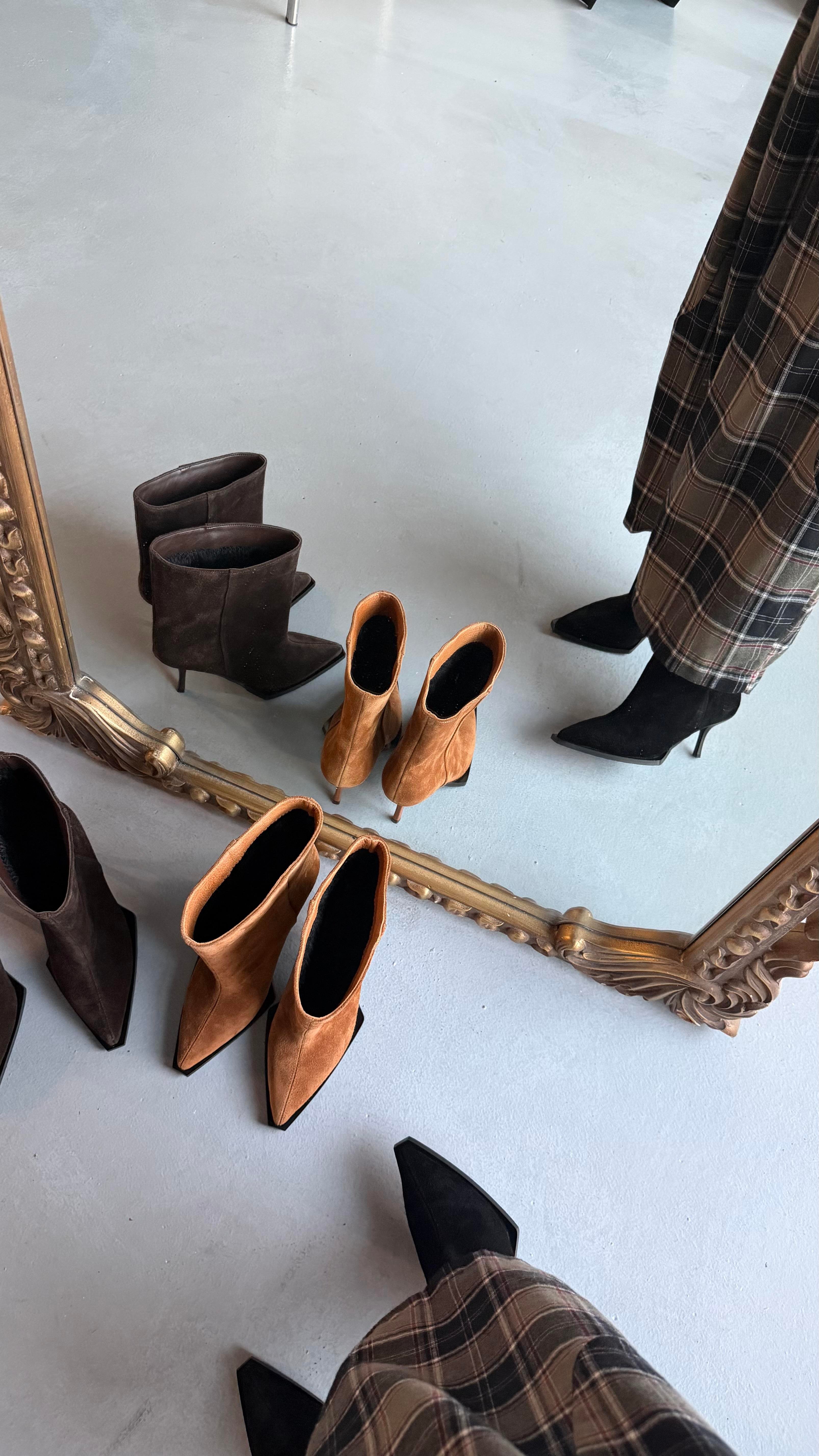 Taba Hakiki Süet Deri Sivri Burun Dikişli Kadın Bot