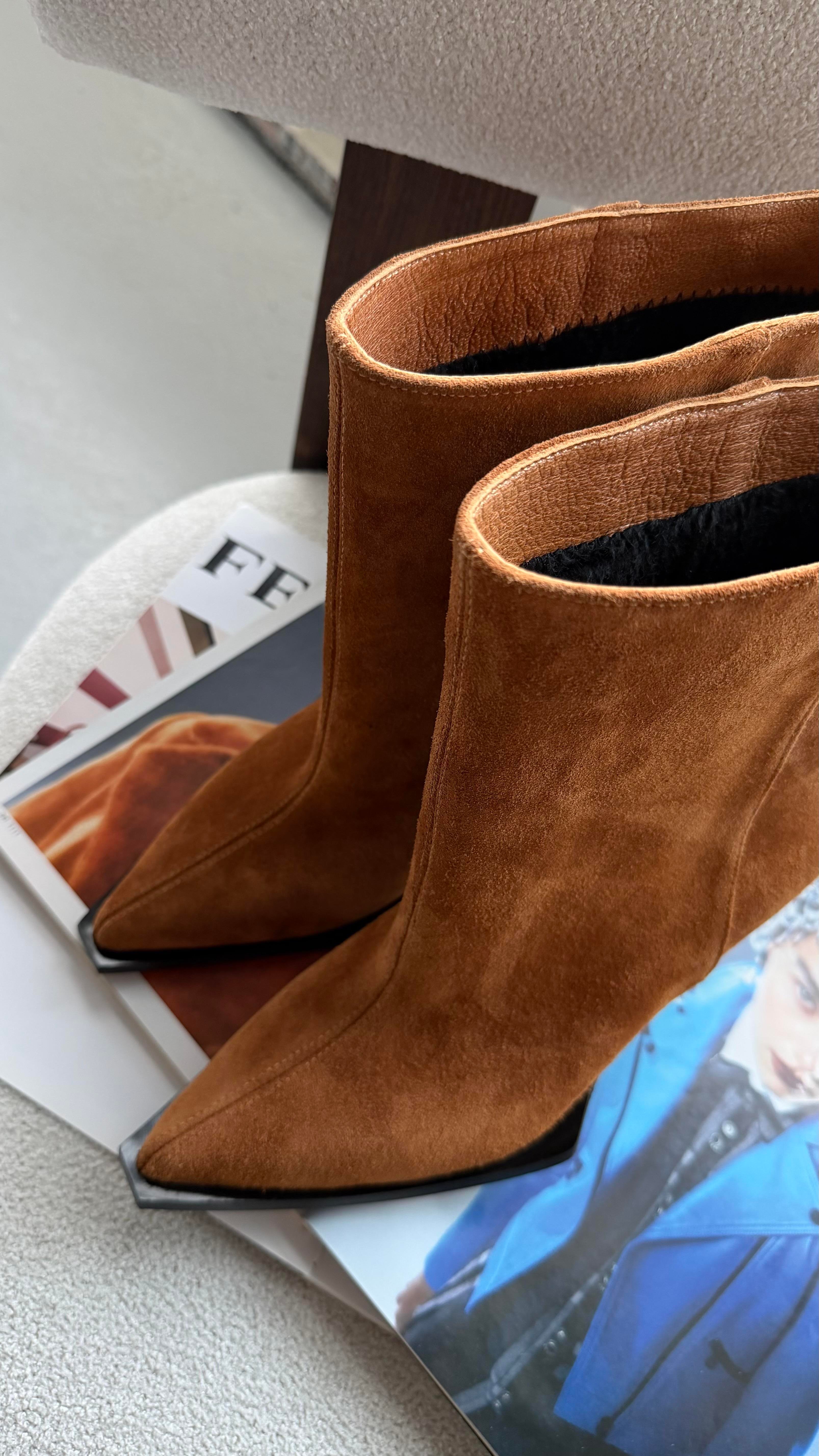 Taba Hakiki Süet Deri Sivri Burun Dikişli Kadın Bot