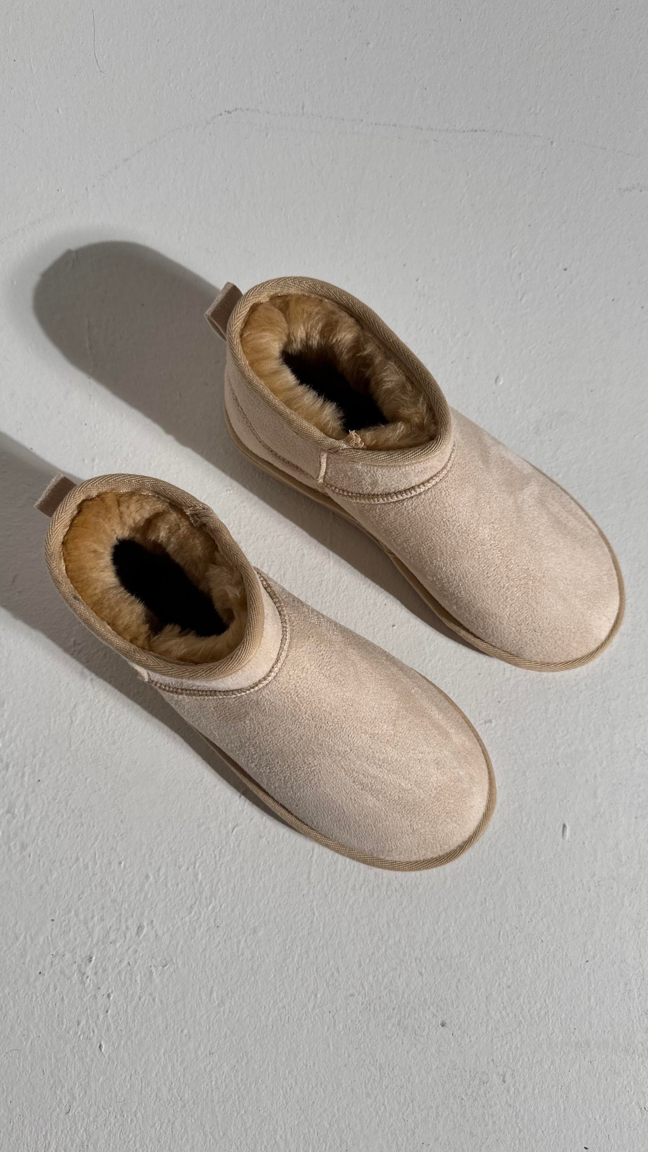 Ultra Mini Bej Süet İçi Tüylü Düz Taban Bilekte Bot 