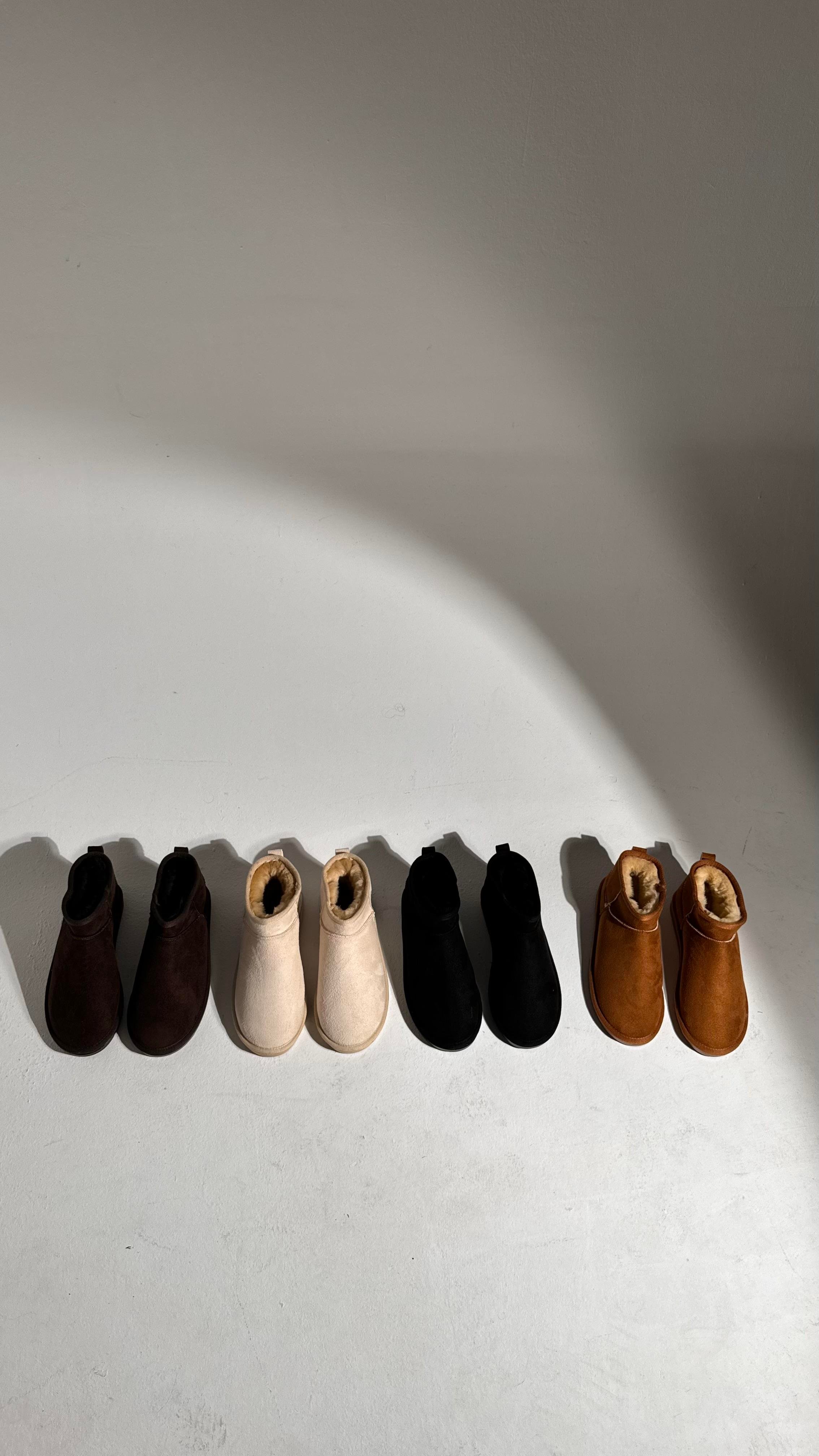 Ultra Mini Siyah Süet İçi Tüylü Düz Taban Bilekte Bot 